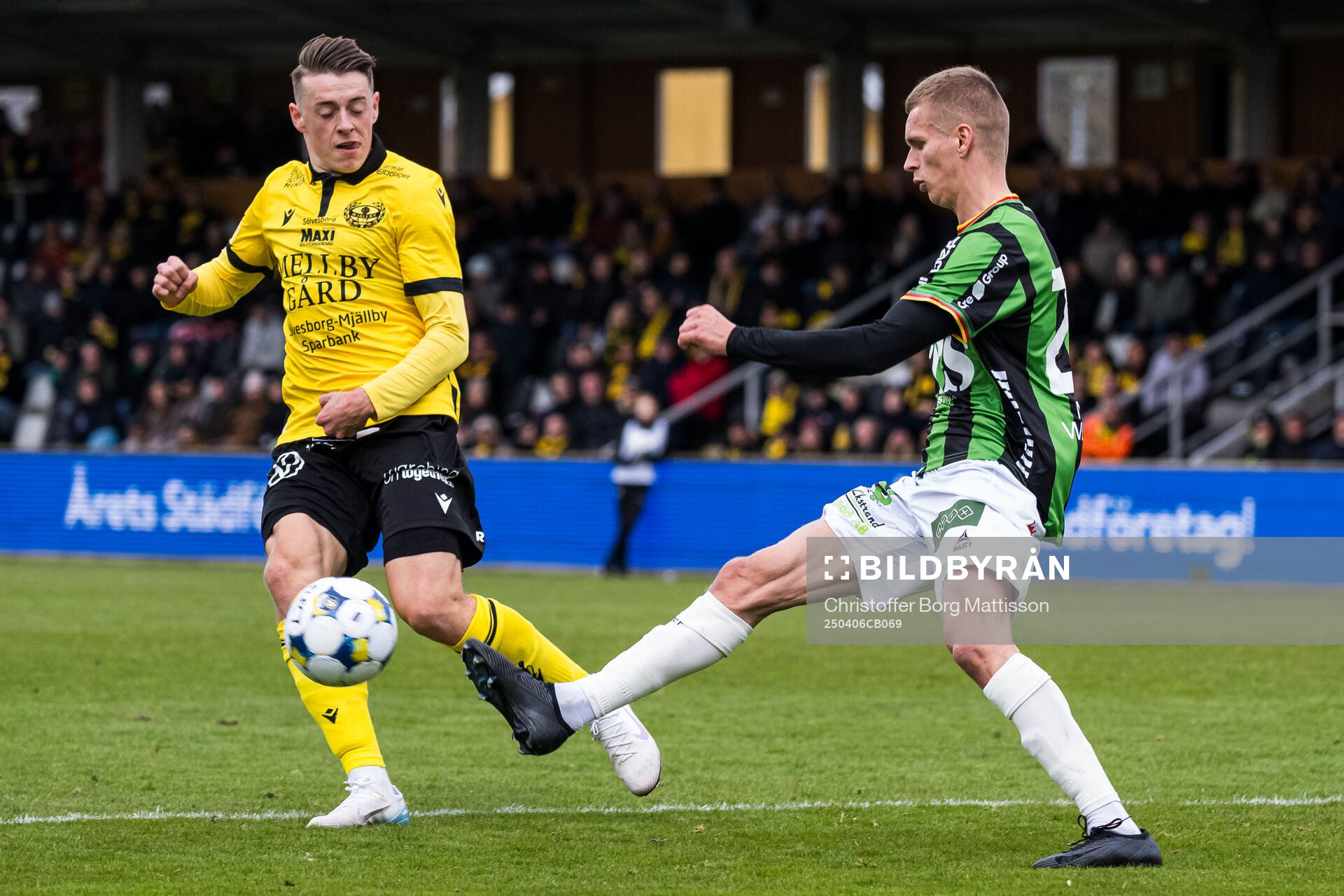 Mjällbys Elliot Stroud och GAISs Lucas Hedlund