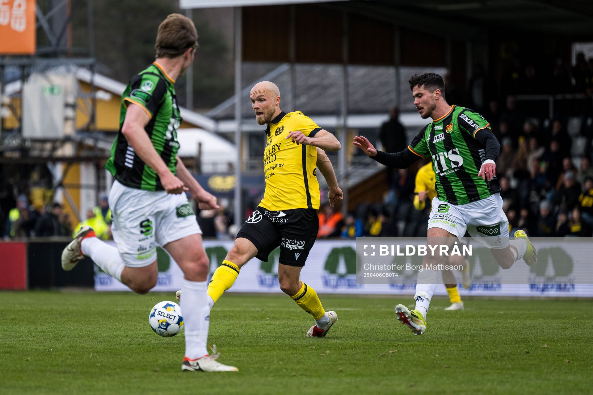 Mjällbys Viktor Gustafson och GAISs William Milovanovic