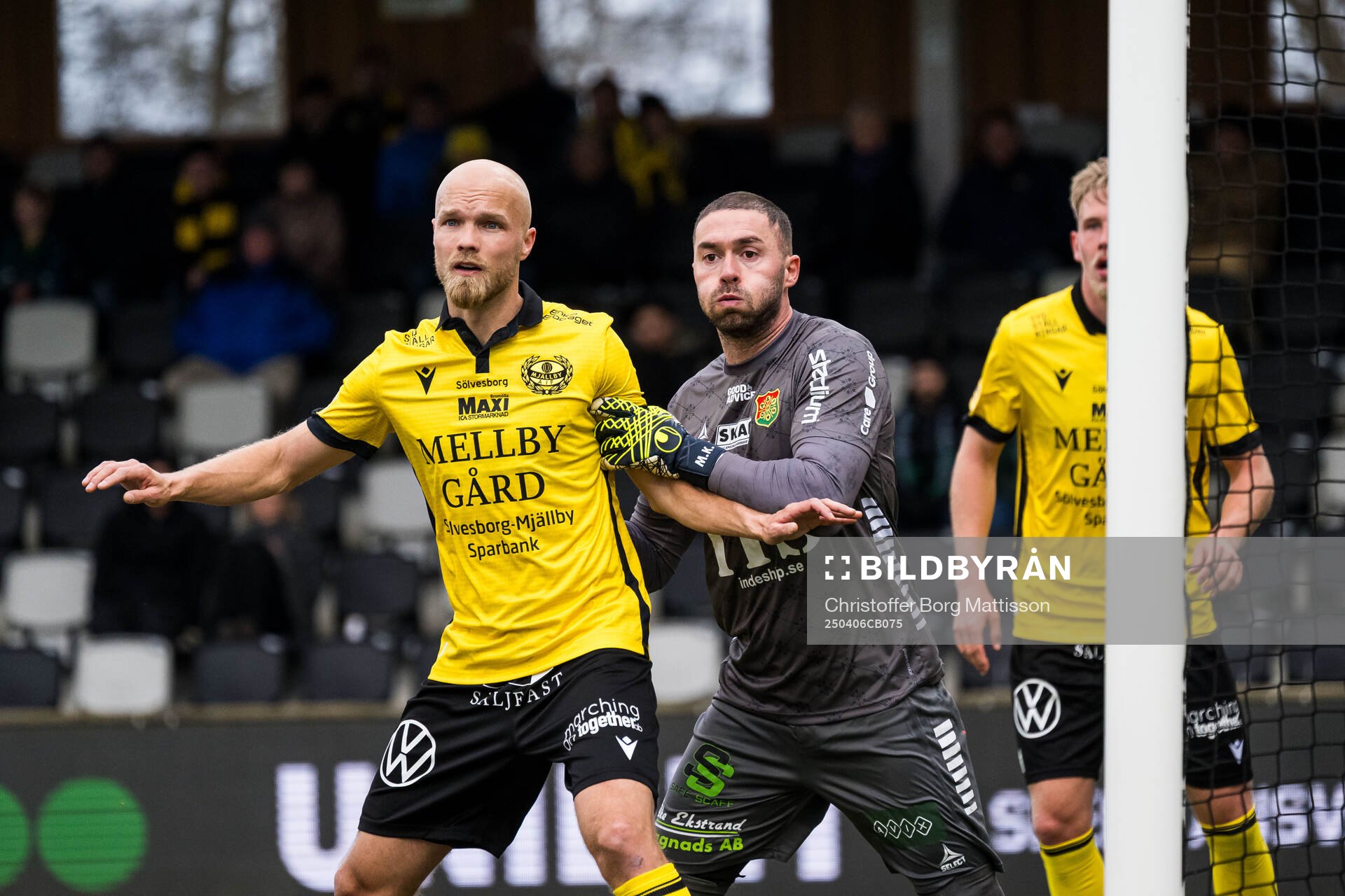 Mjällbys Viktor Gustafson och GAISs målvakt Mergim