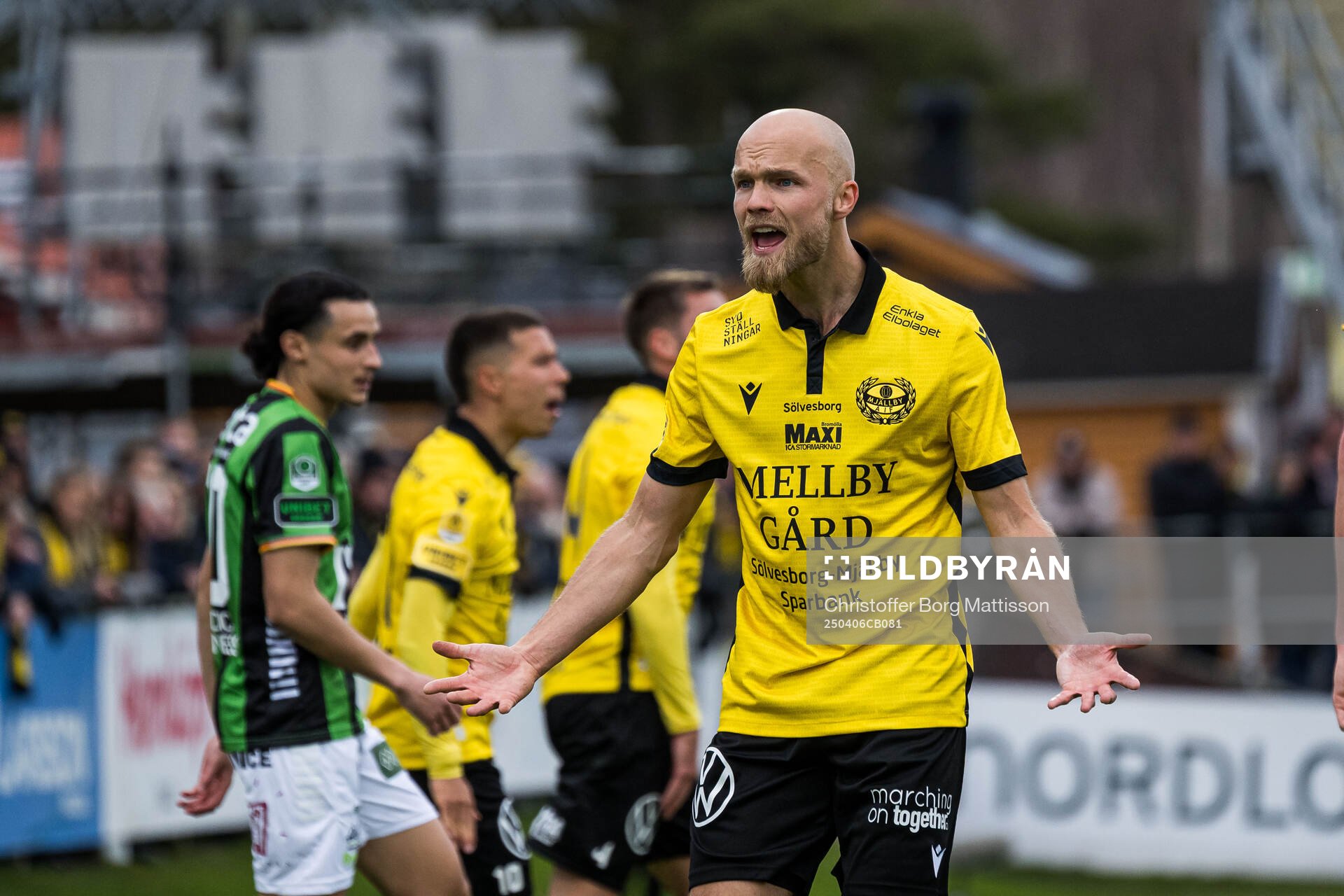 Mjällbys Viktor Gustafson reagerar på ett domslut