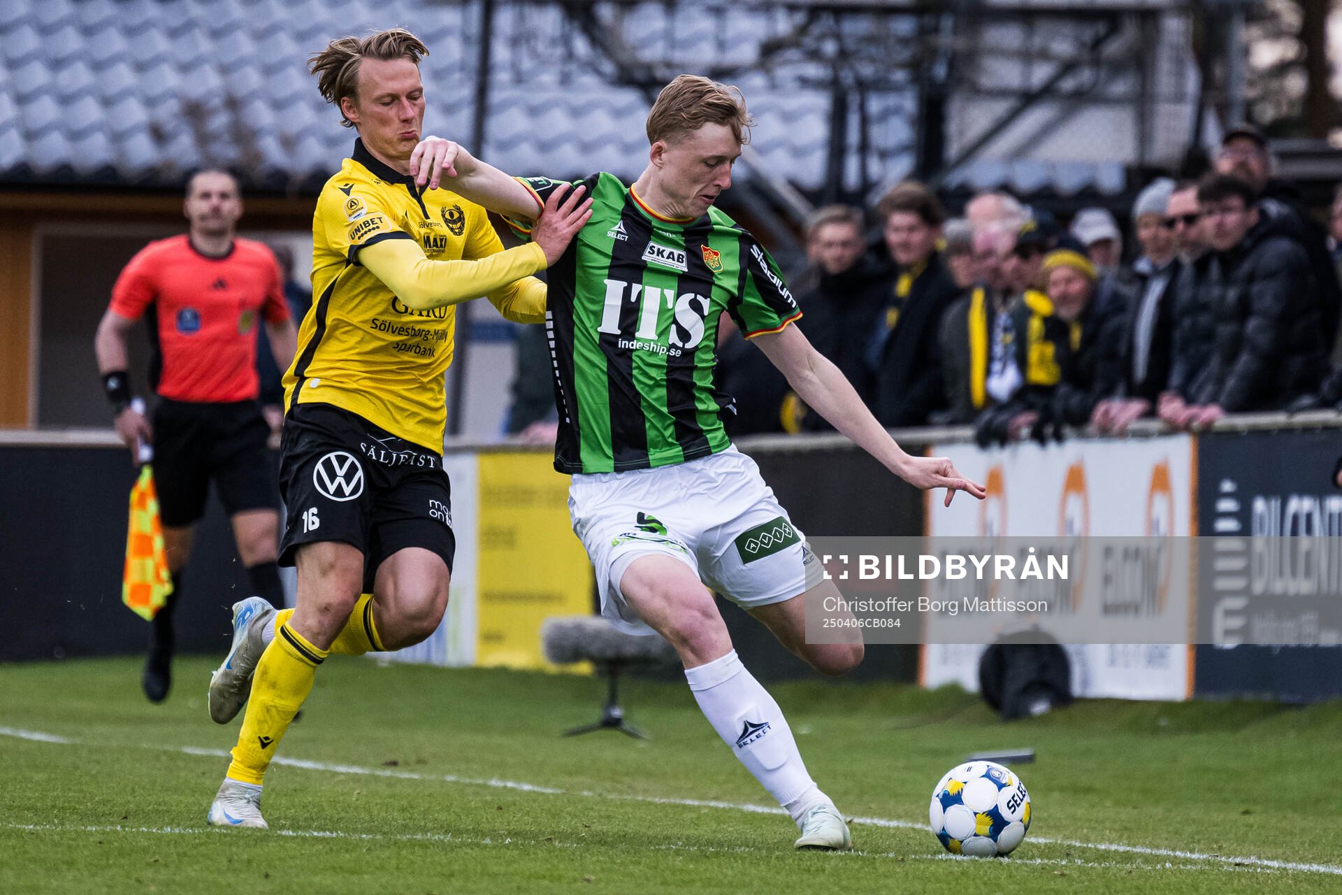 Mjällbys Alexander Johansson och GAISs Filip Beckman under fotbollsmatchen i Allsvenskan mellan Mjällby och GAIS den 6 april 2025 i Hällevik.