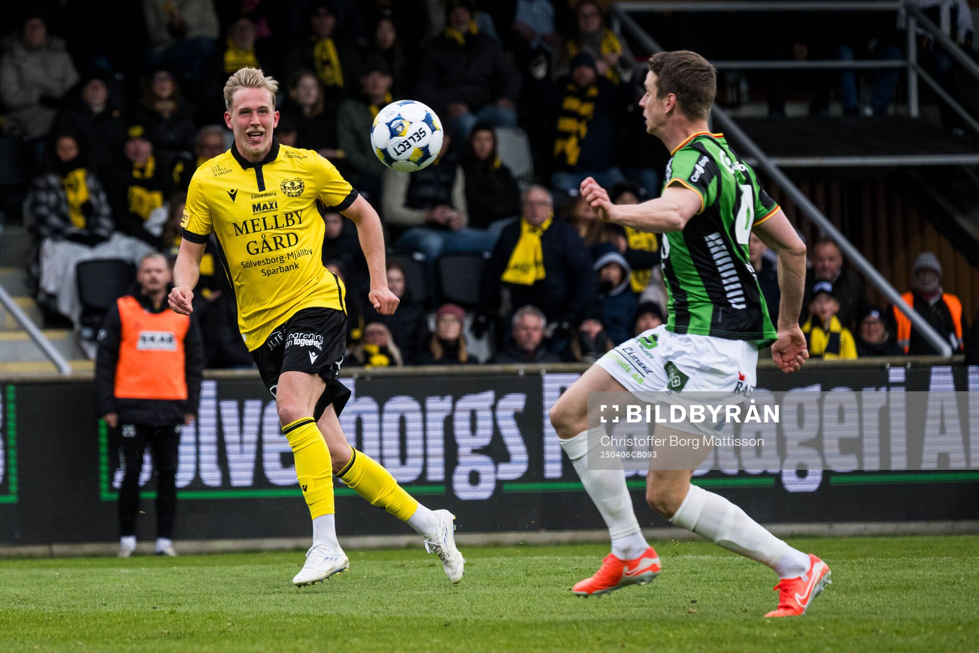 Mjällbys Herman Johansson och GAISs Oskar Ågren under fotbollsmatchen i Allsvenskan mellan Mjällby och GAIS den 6 april 2025 i Hällevik.