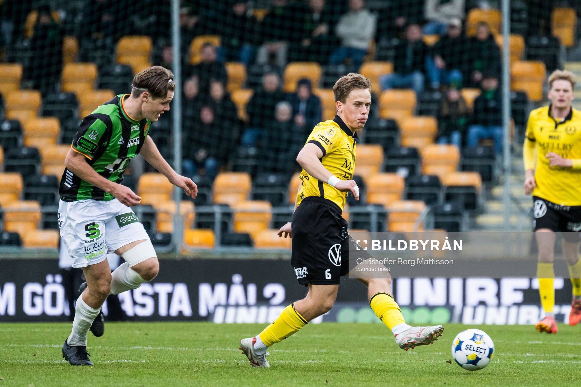 GAISs Axel Henriksson och Mjällbys Ludwig Malachowski