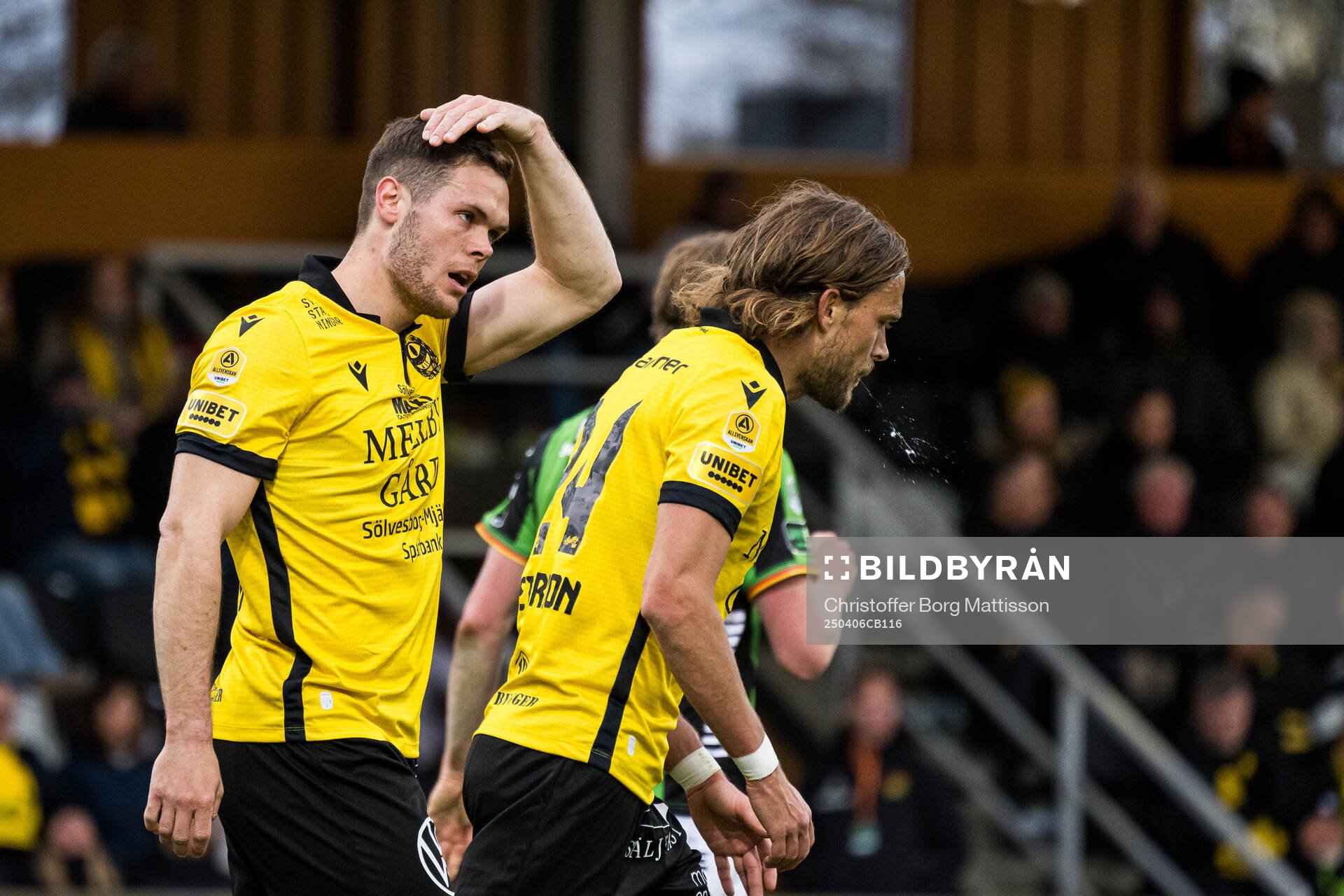 Mjällbys Jacob Bergström och Tom Pettersson deppar