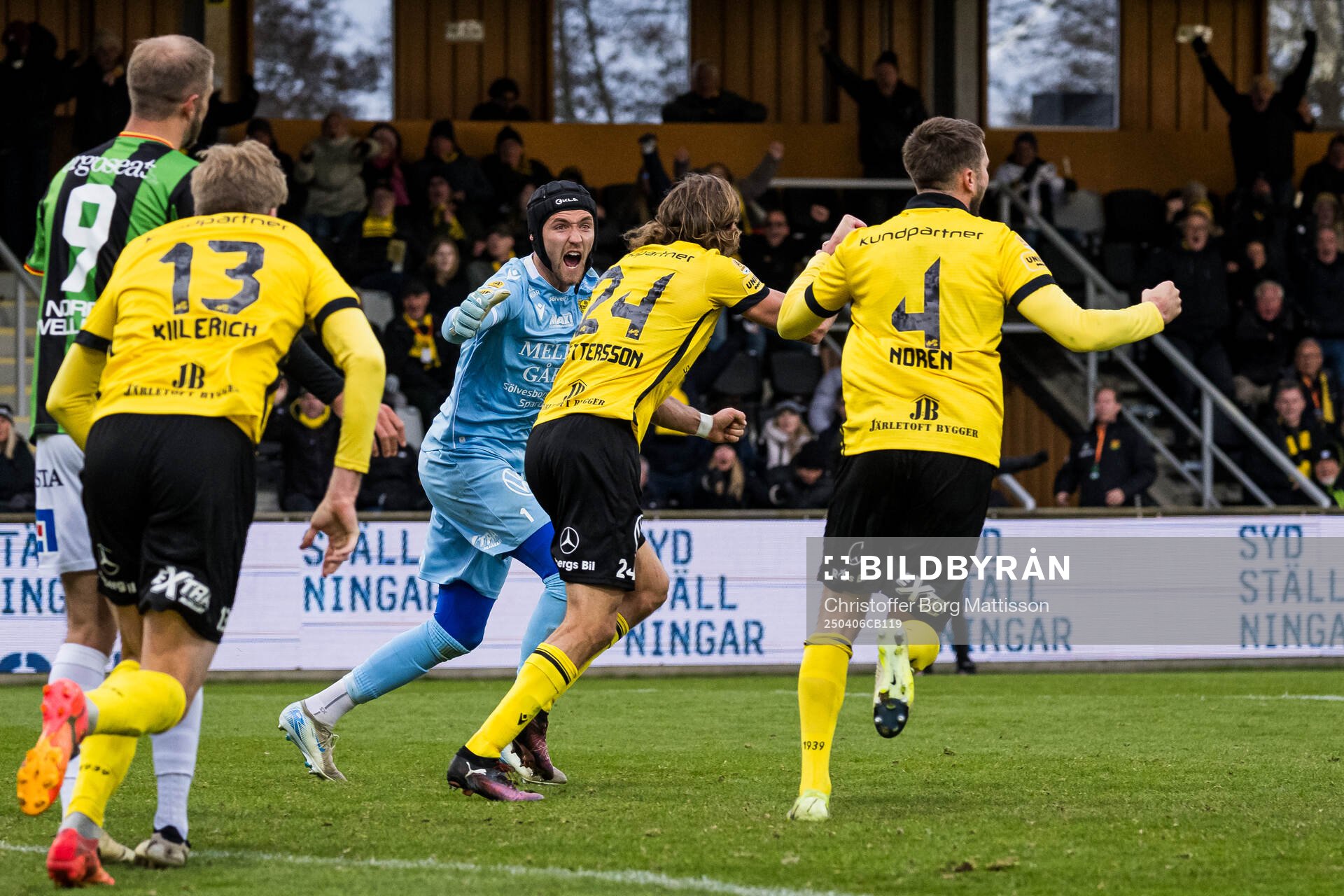 Mjällbys målvakt Noel Törnqvist och Tom Pettersson jublar