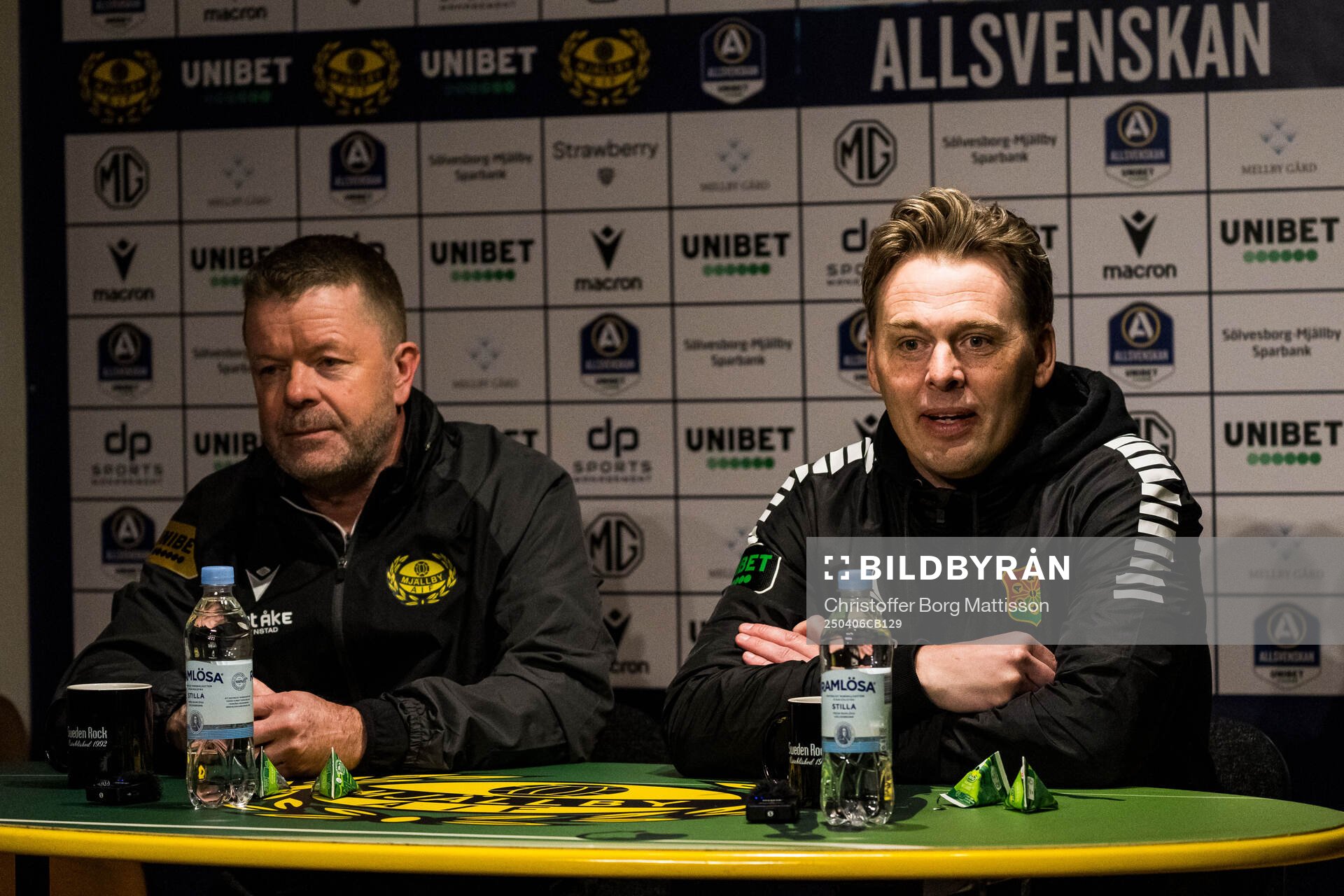 Mjällbys tränare Anders Torstensson och GAISs tränare Fredrik Holmberg efter fotbollsmatchen i Allsvenskan mellan Mjällby och GAIS den 6 april 2025 i Hällevik.