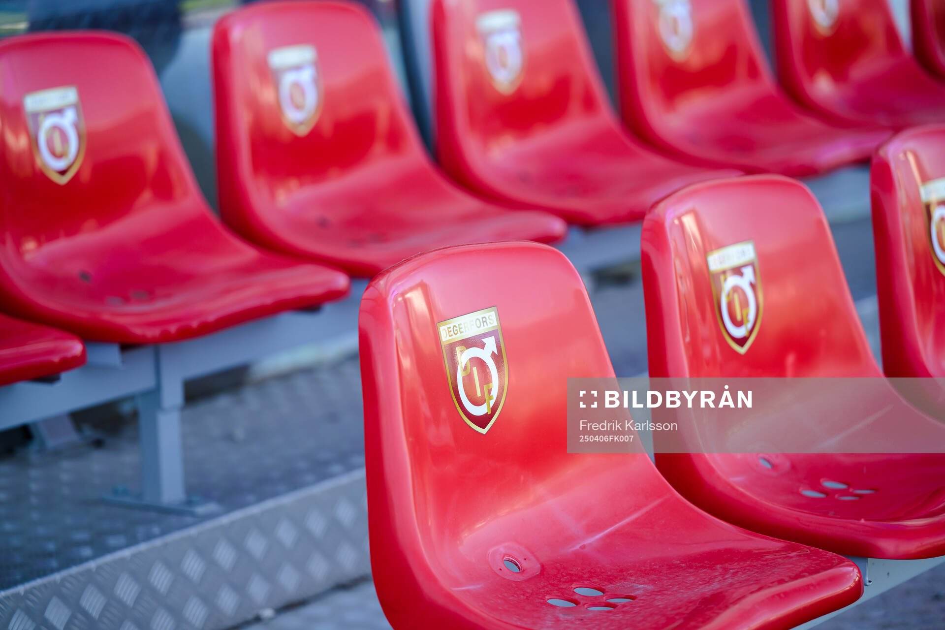 Degerfors logotyp på avbytarbänken