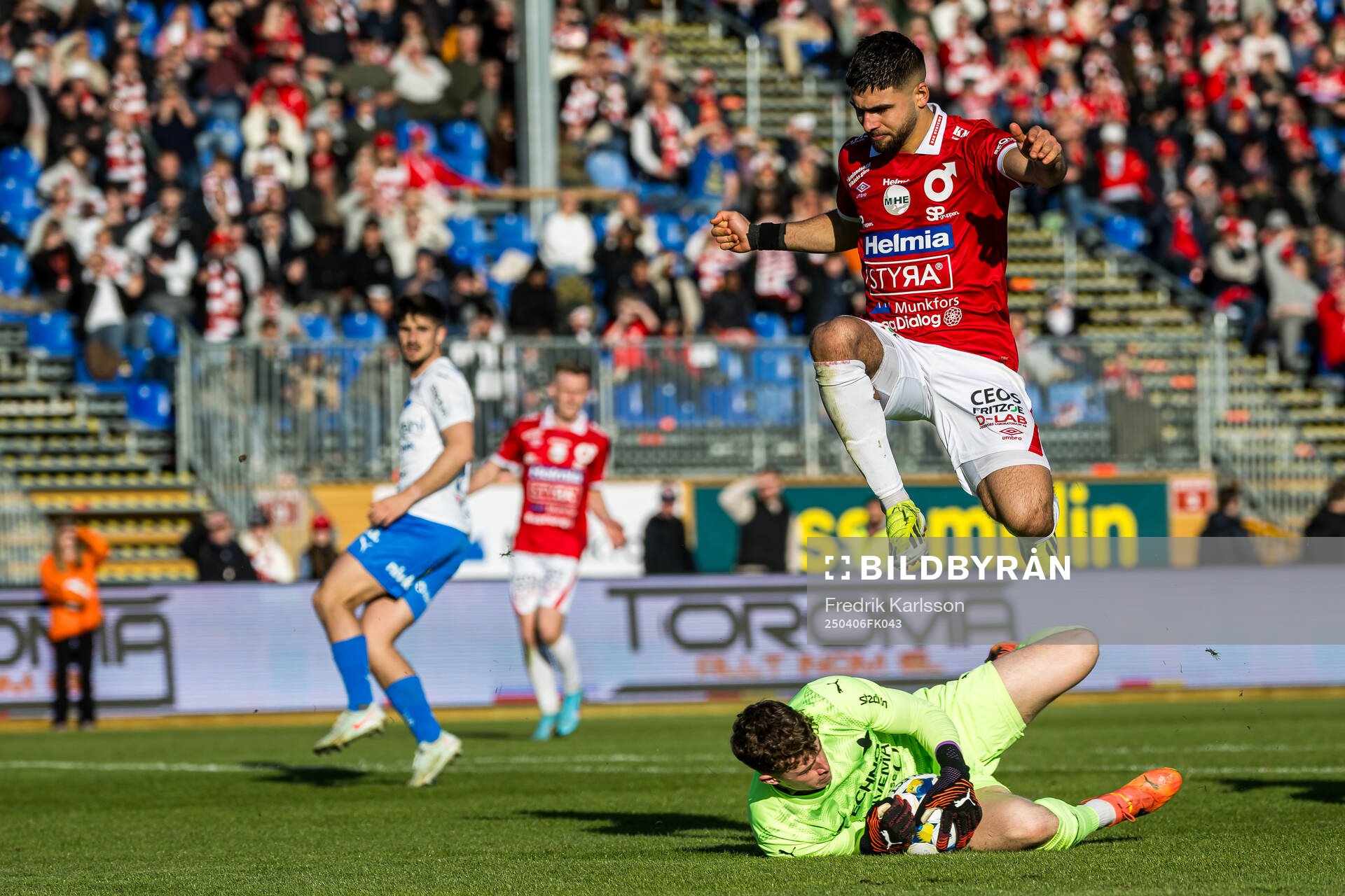 Degerfors Omar Faraj och Värnamos målvakt Viktor Andersson