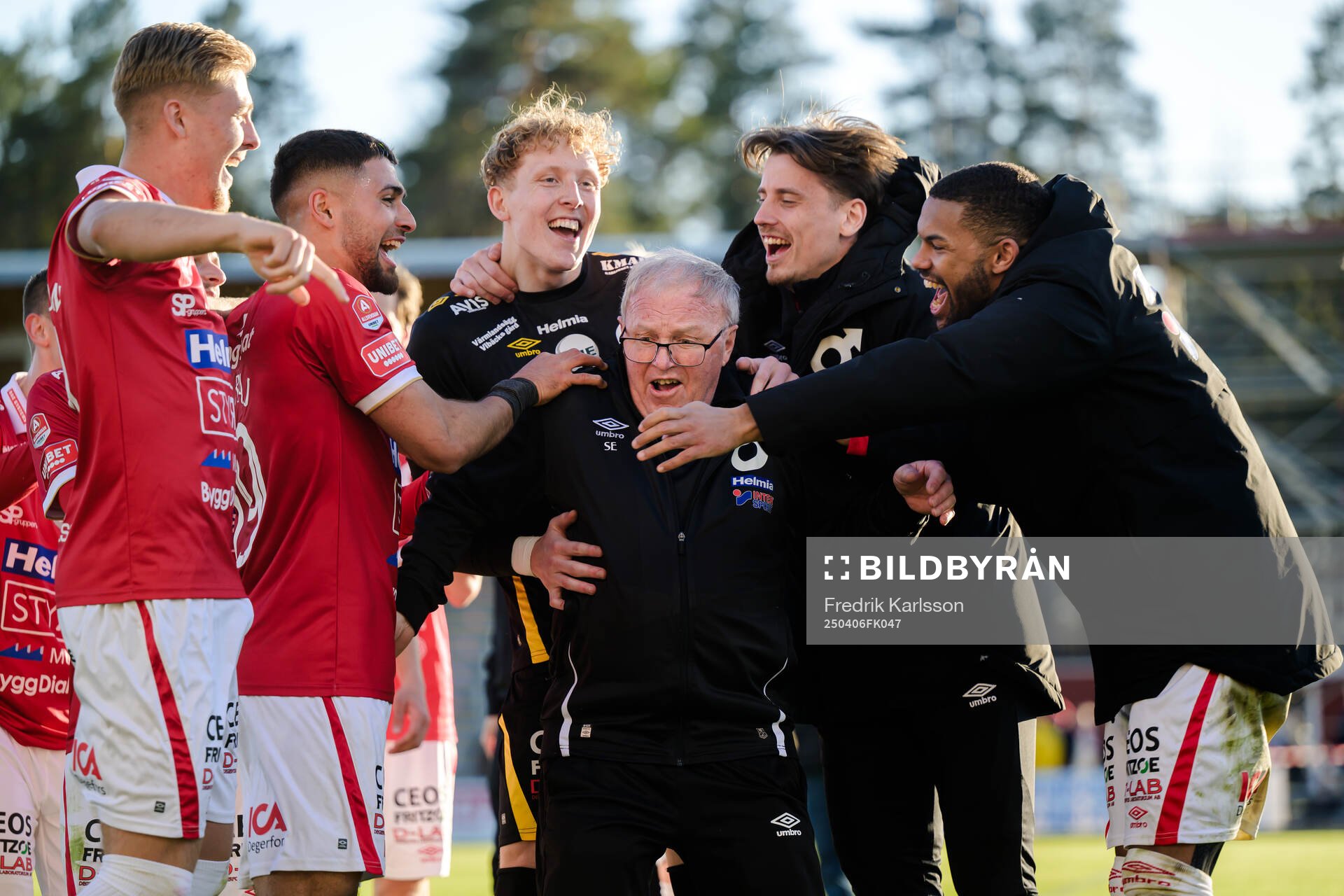 Degerfors spelare jublar med lagledare Stig Ekman