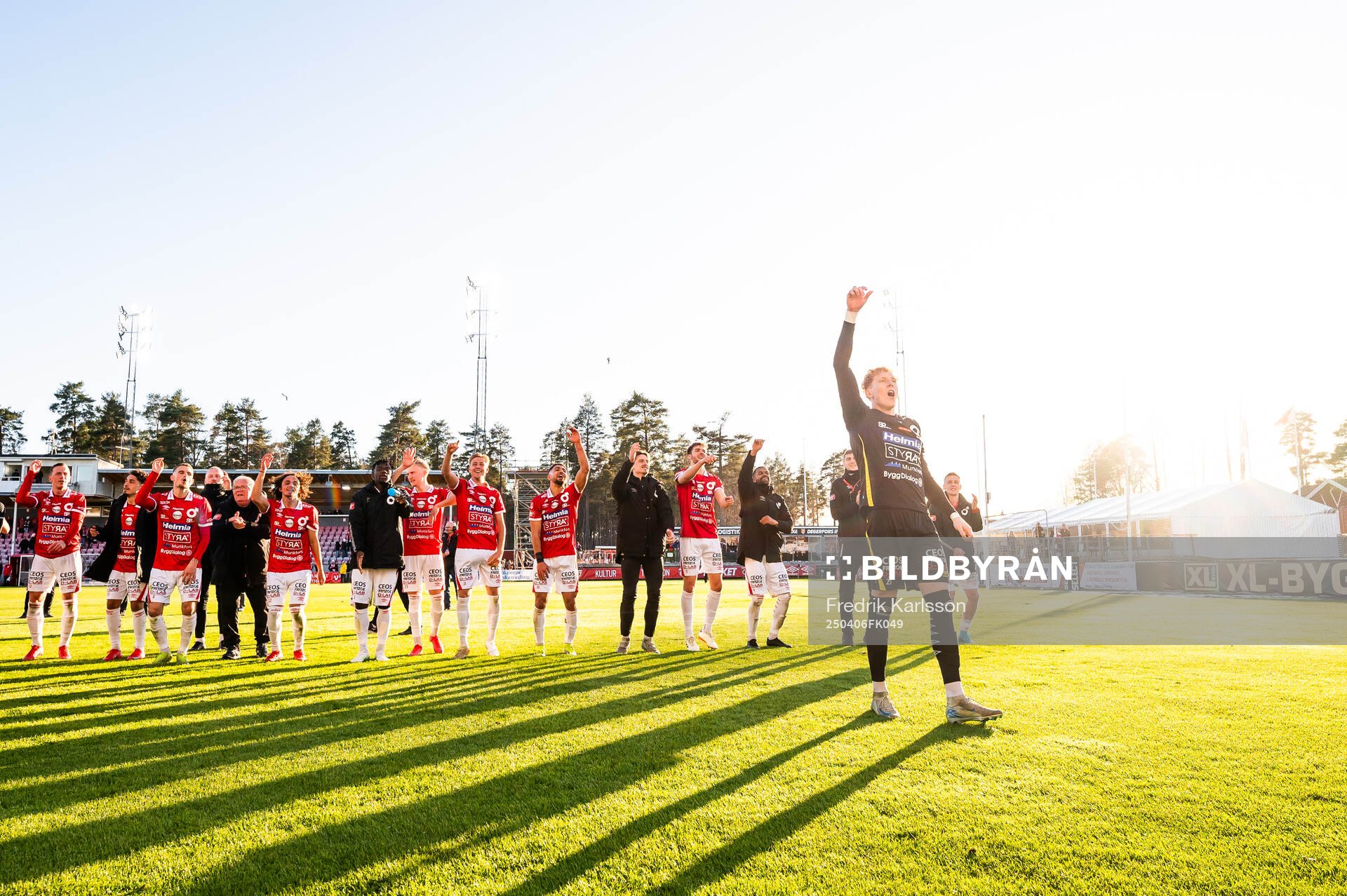 Degerfors målvakt Rasmus Forsell jublar med lagkamrater