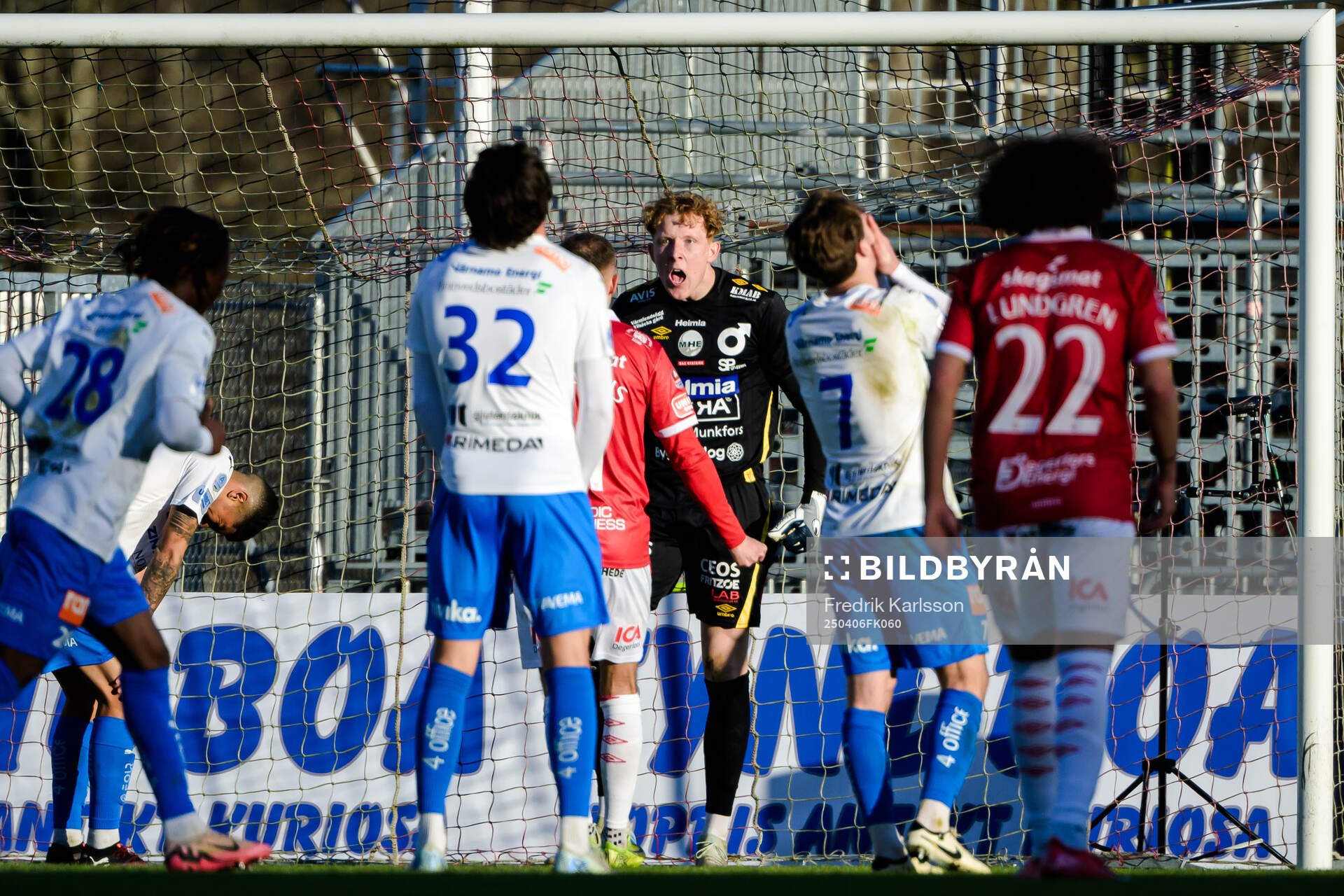 Degerfors målvakt Rasmus Forsell jublar