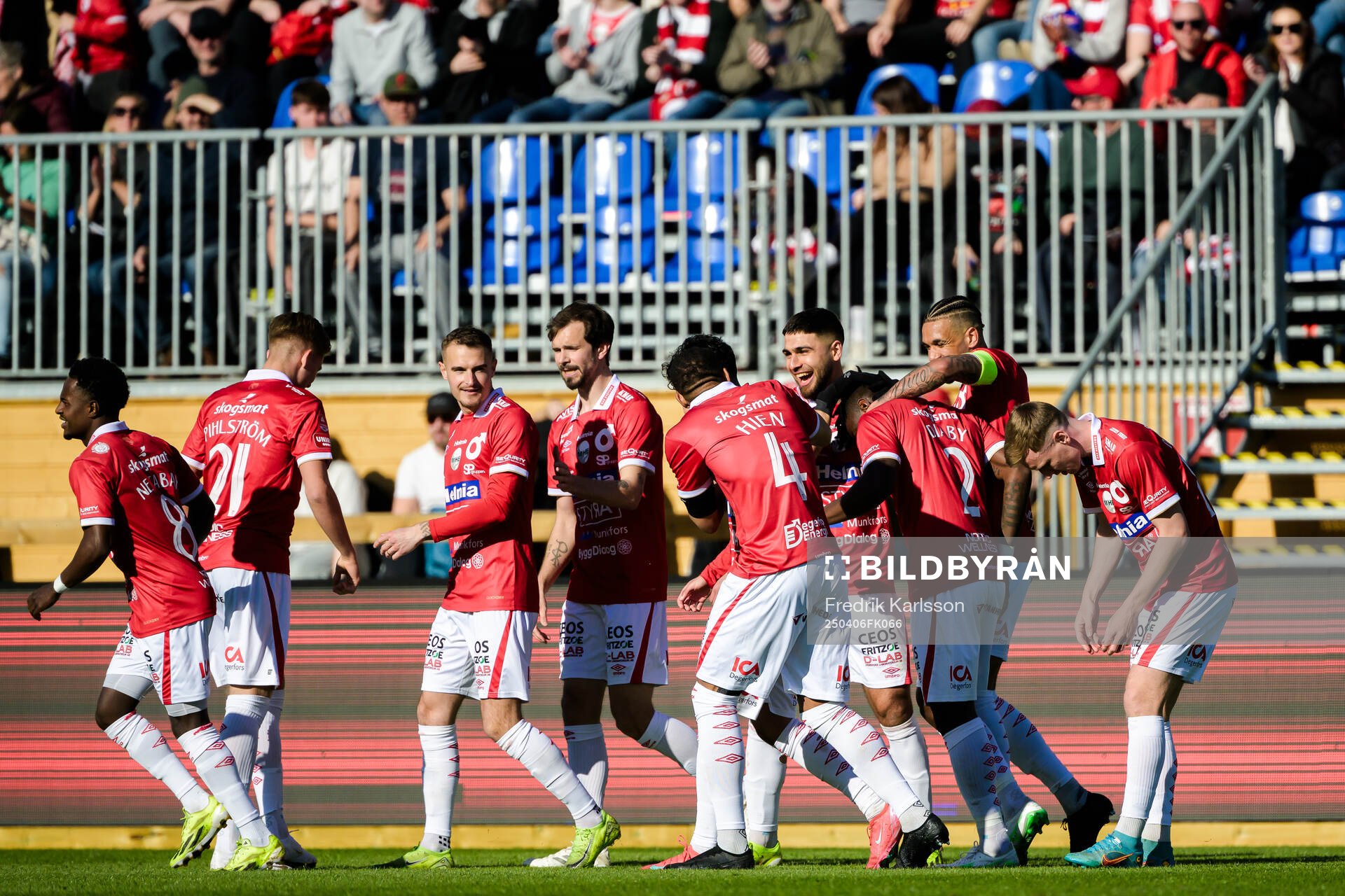 Degerfors spelare jublar