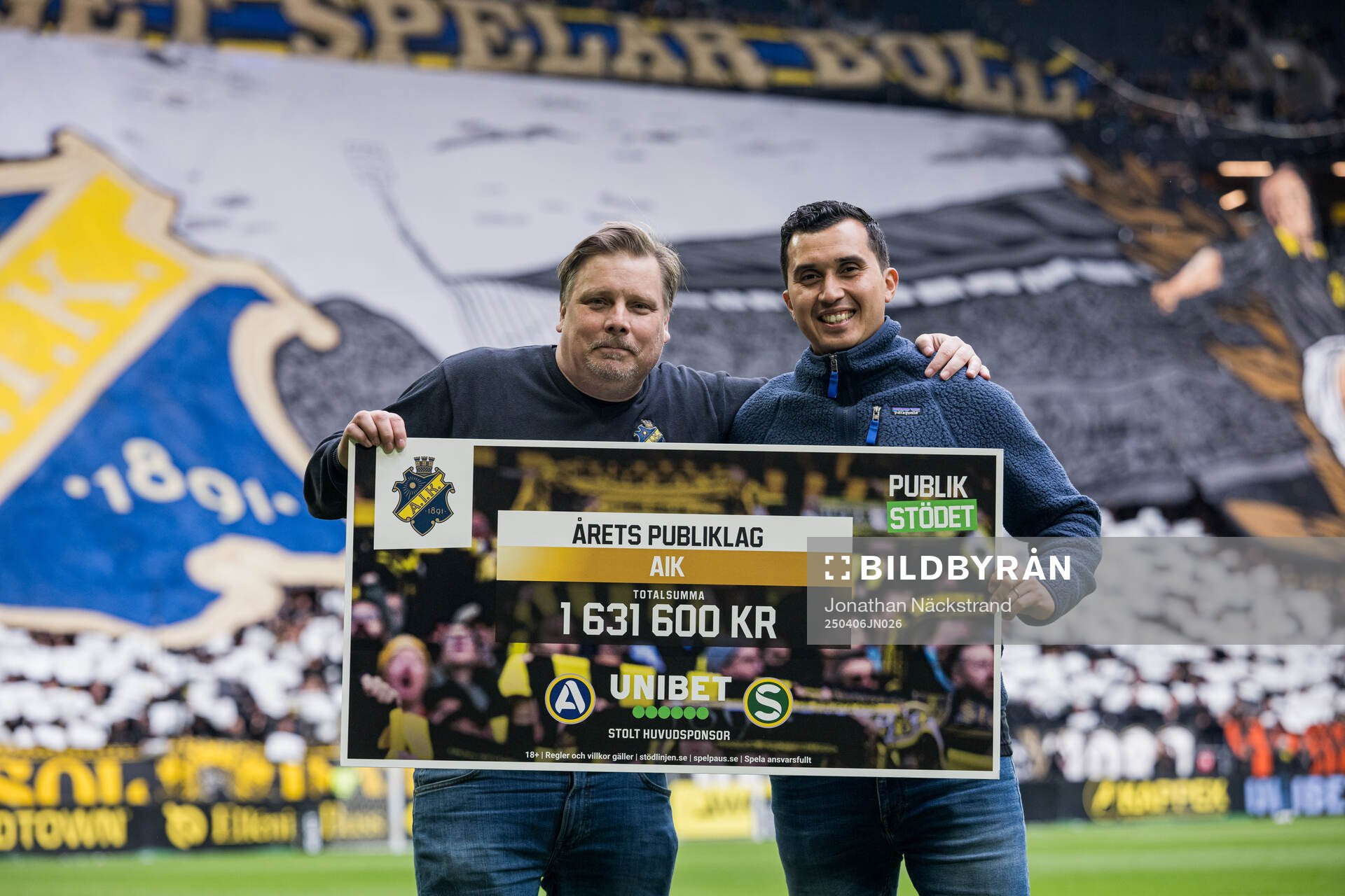 AIK med en prischeck för Årets Publiklag 2024