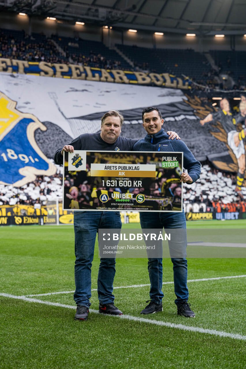 AIK med en prischeck för Årets Publiklag 2024