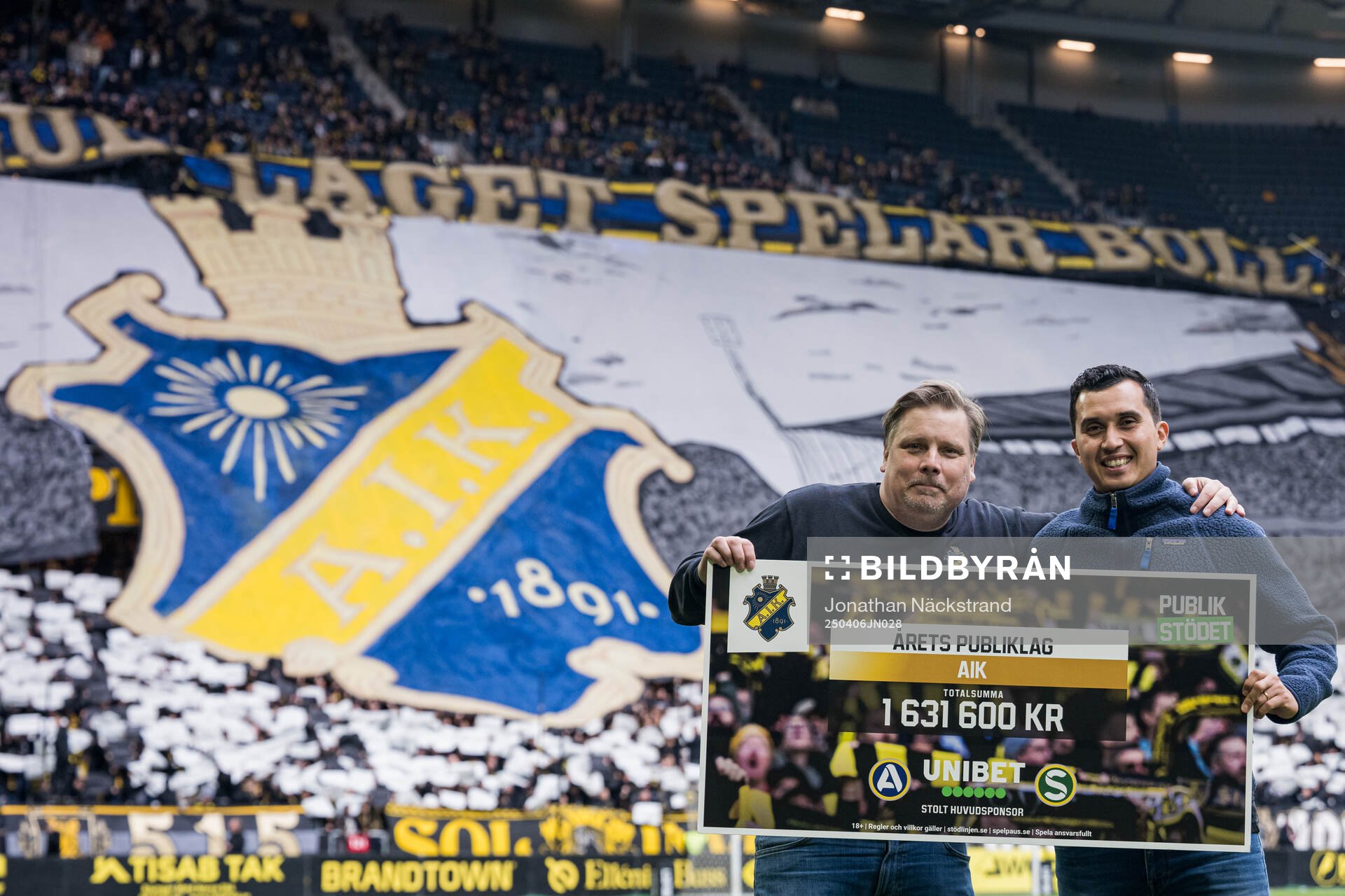 AIK med en prischeck för Årets Publiklag 2024 inför fotbollsmatchen i Allsvenskan mellan AIK och IFK Norrköping den 6 april 2025 i Stockholm.