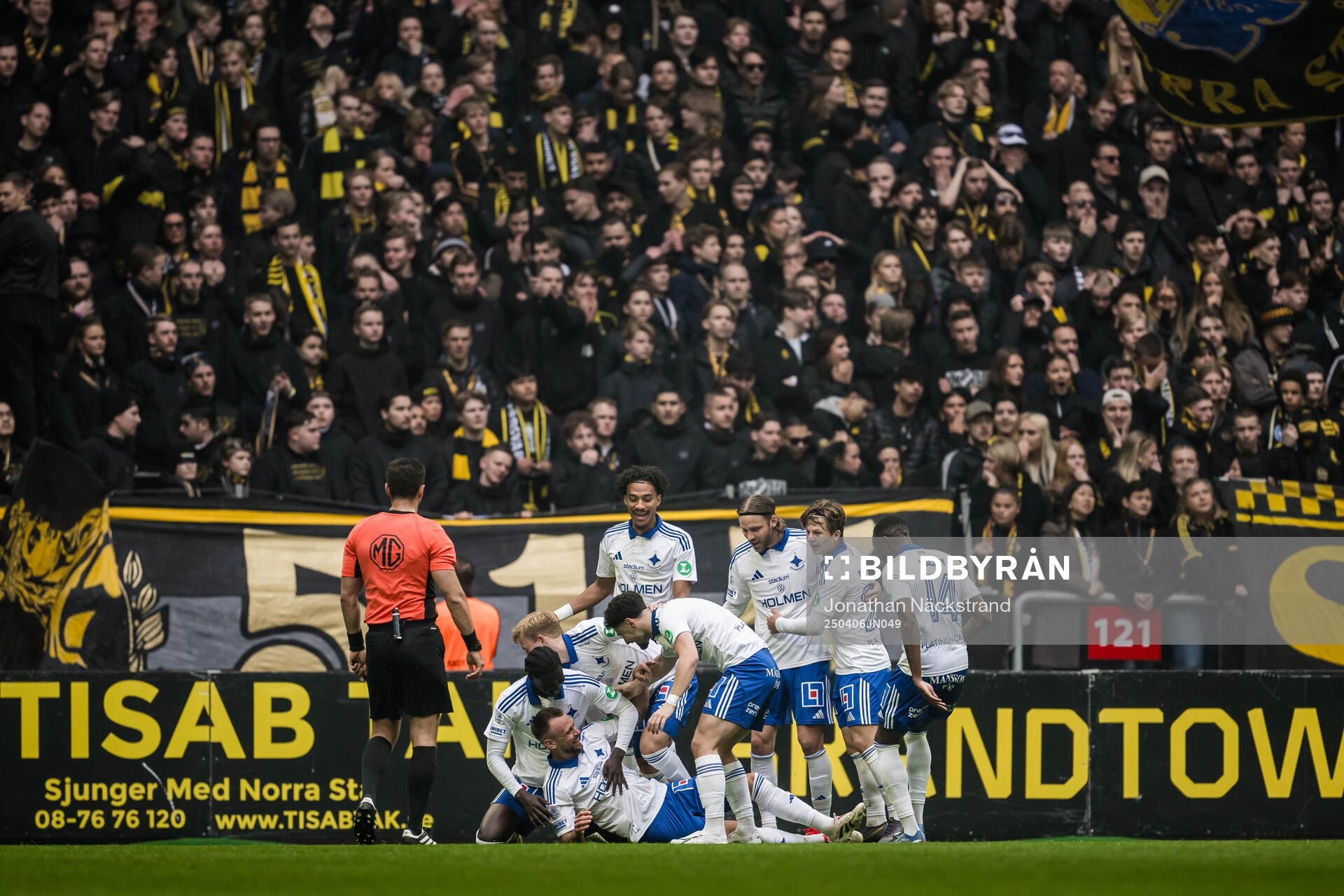 IFK Norrköpings Max Watson jublar med lagkamrater