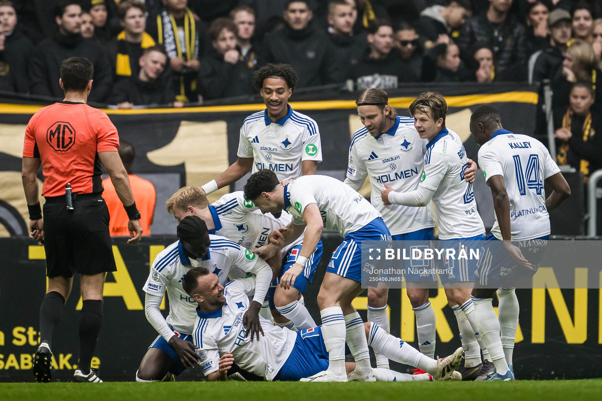 IFK Norrköpings Max Watson jublar med lagkamrater