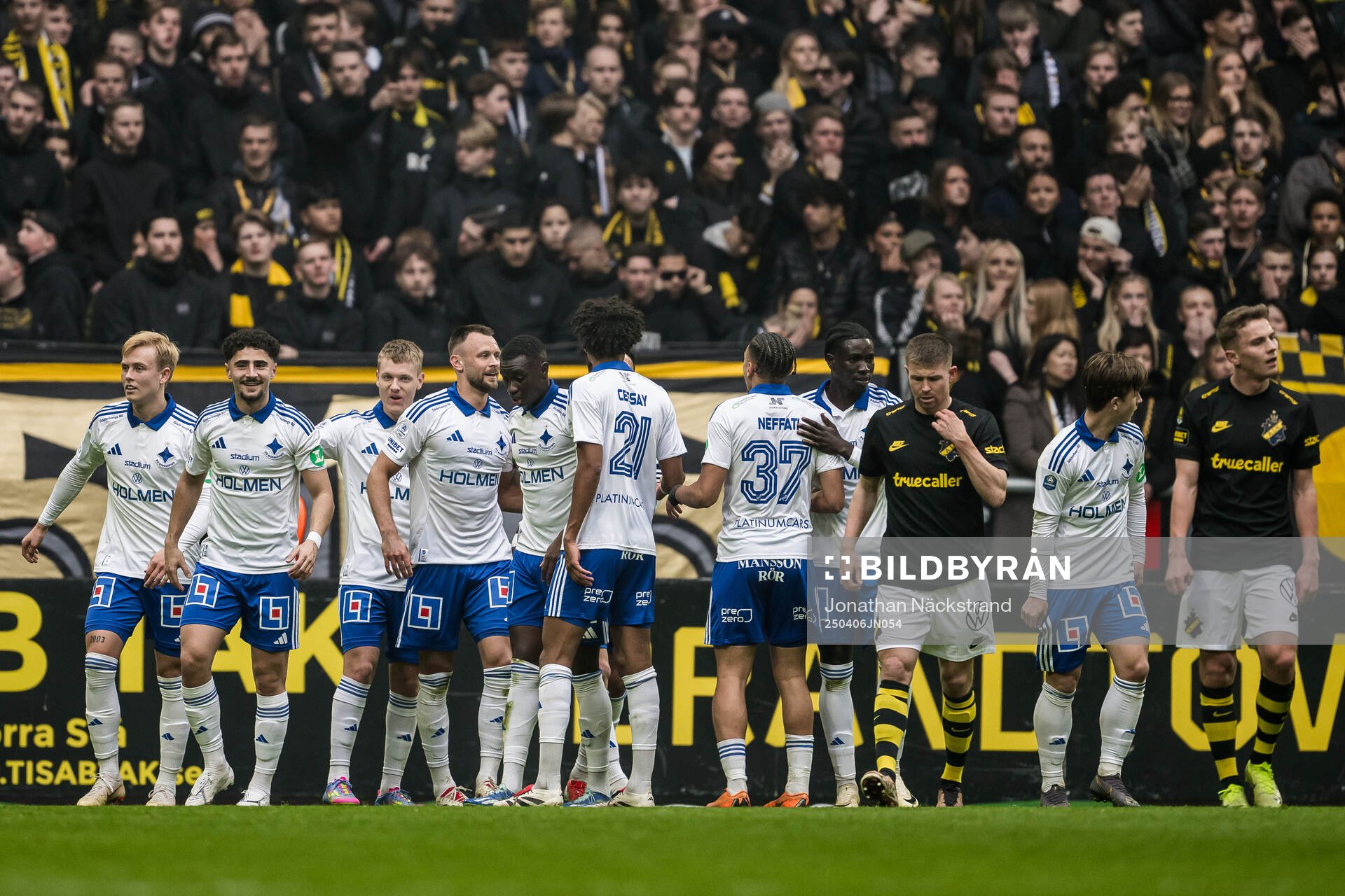 IFK Norrköpings Max Watson jublar med lagkamrater