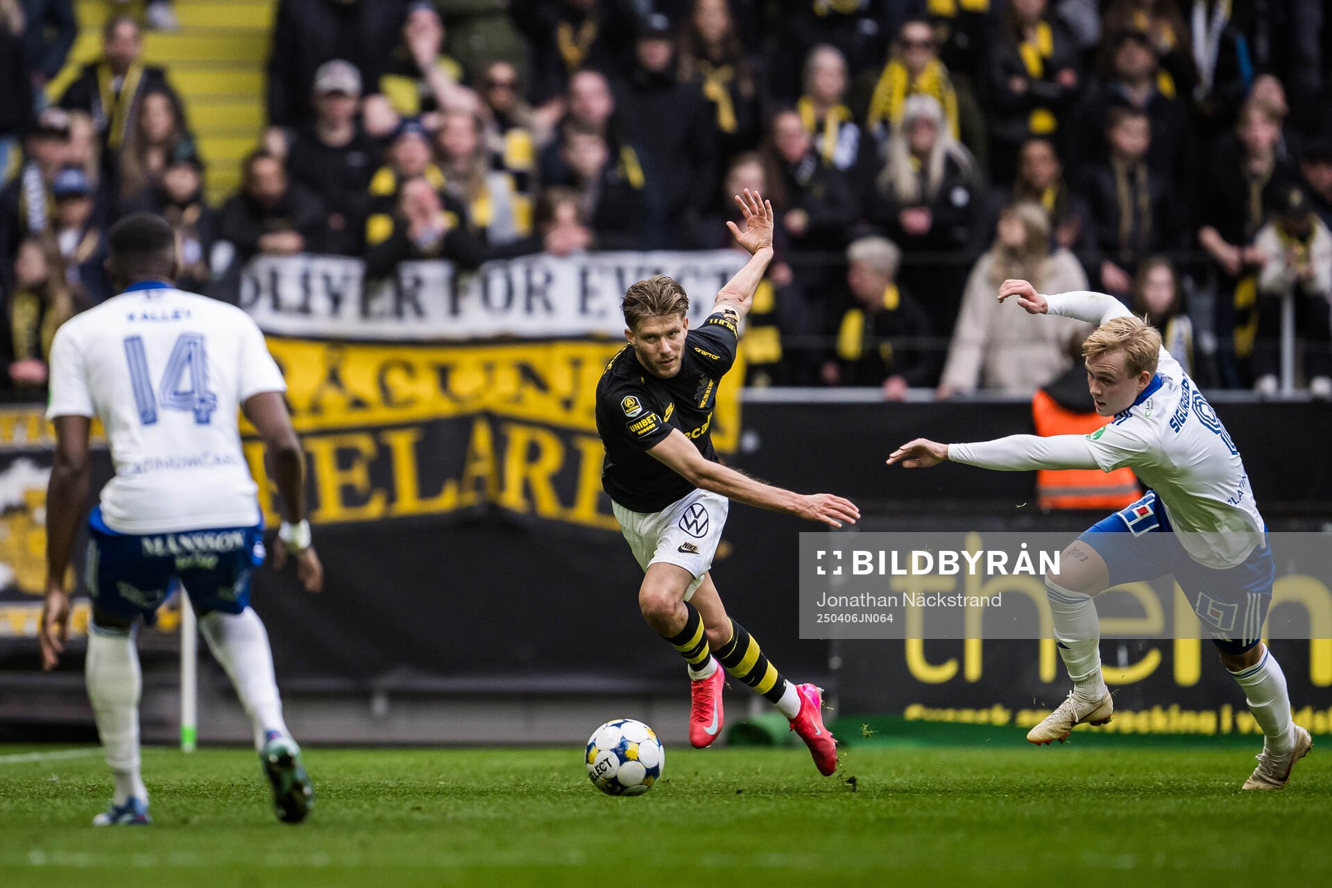 AIKs Anton Salétros och IFK Norrköpings Isak Andri