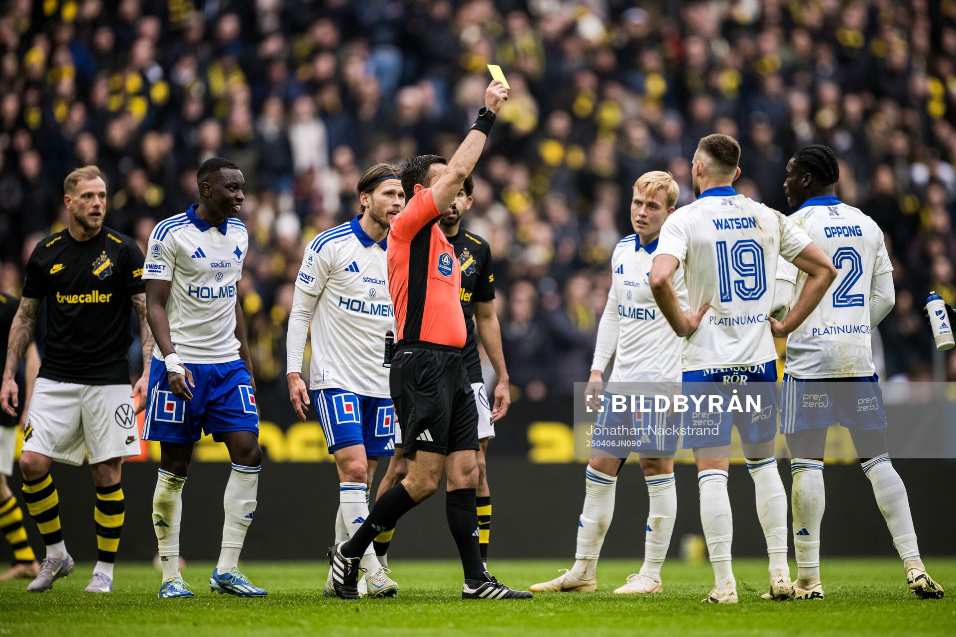 IFK Norrköpings Kojo Peprah Oppong får en varning av