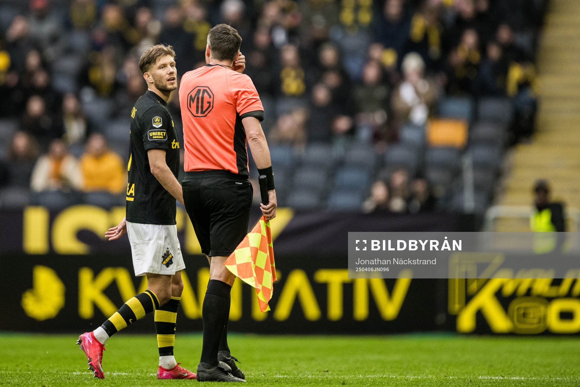 AIKs Anton Salétros och linjedomare Per Rehnlund vid ett