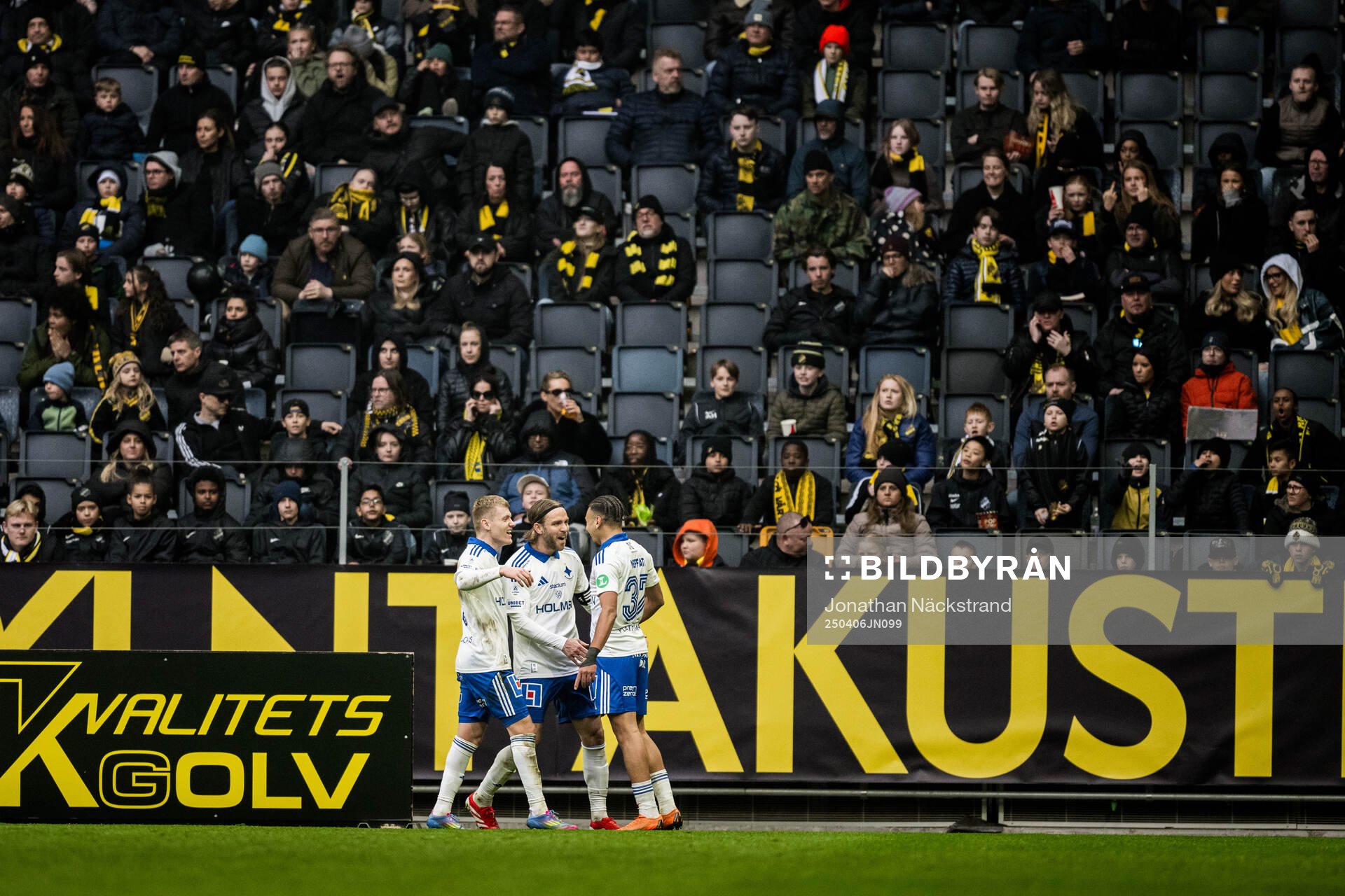 IFK Norrköpings Christoffer Nyman jublar med lagkamrater efter 1-3 under fotbollsmatchen i Allsvenskan mellan AIK och IFK Norrköping den 6 april 2025 i Stockholm.