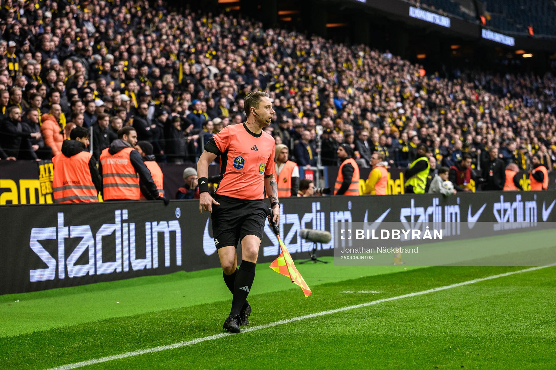 Linjedomare Per Rehnlund under fotbollsmatchen i Allsvenskan mellan AIK och IFK Norrköping den 6 april 2025 i Stockholm. 