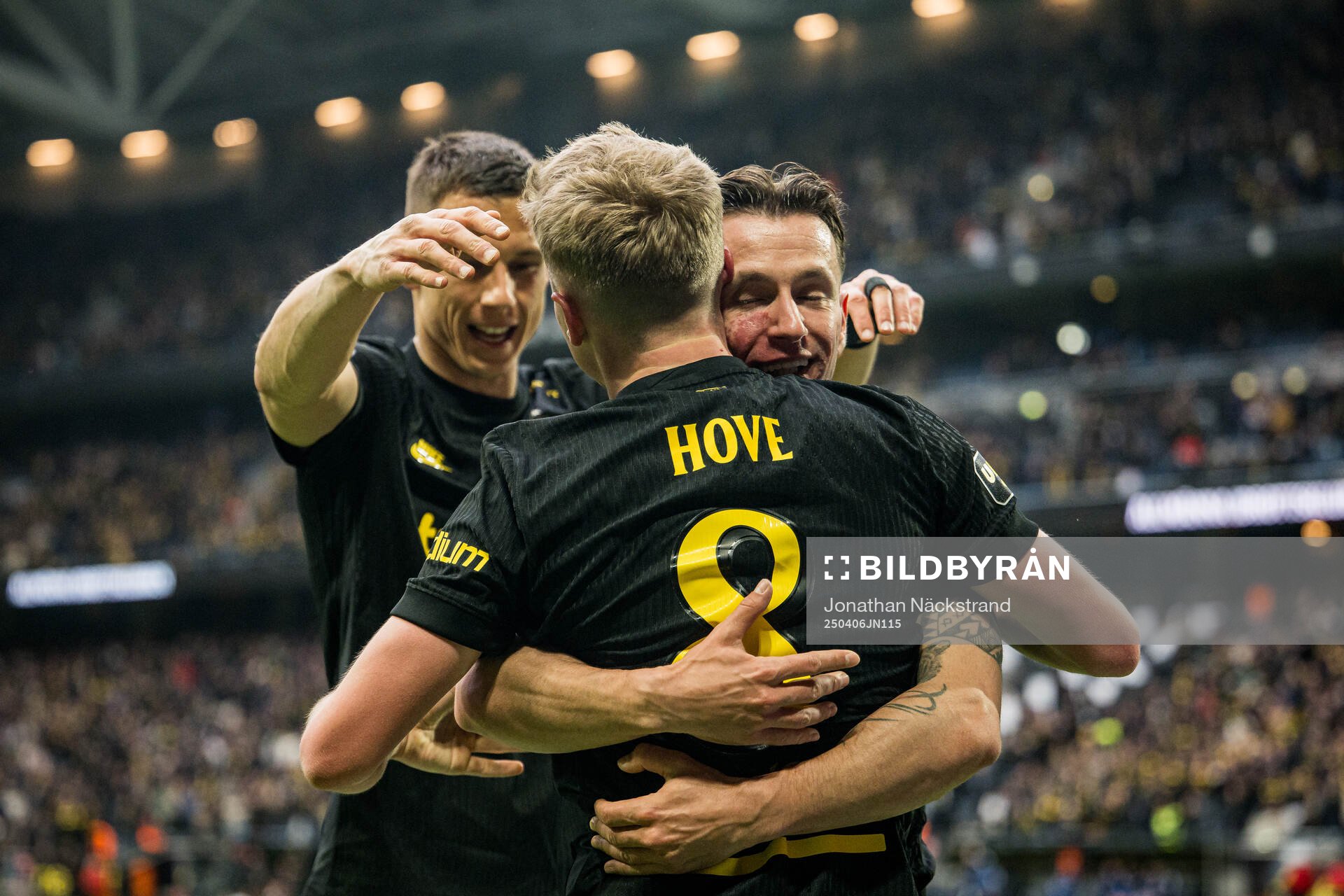 AIKs Bersant Celina och Johan Hove jublar
