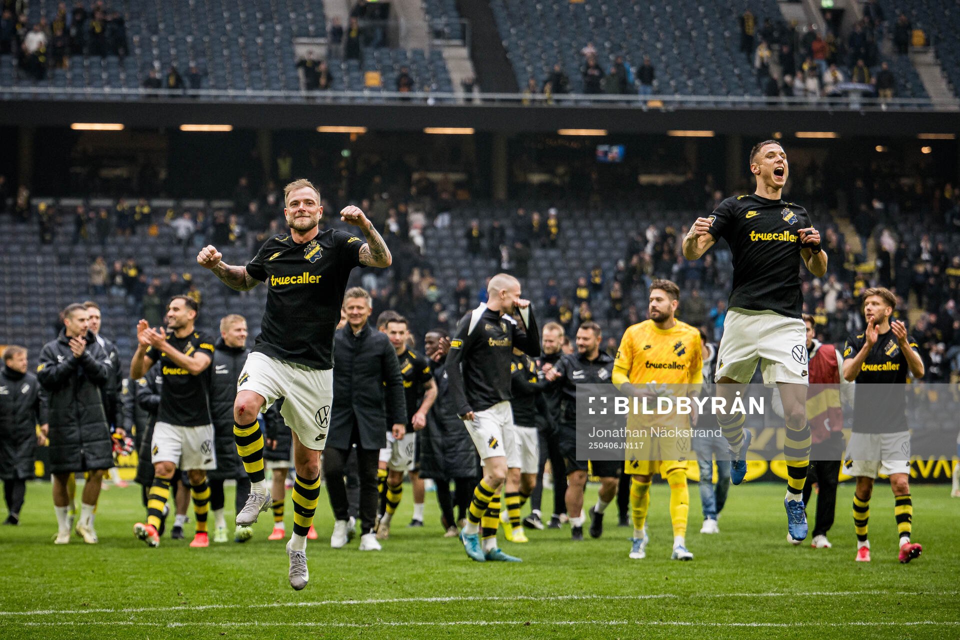 AIKs John Guidetti och Áron Csongvai jublar