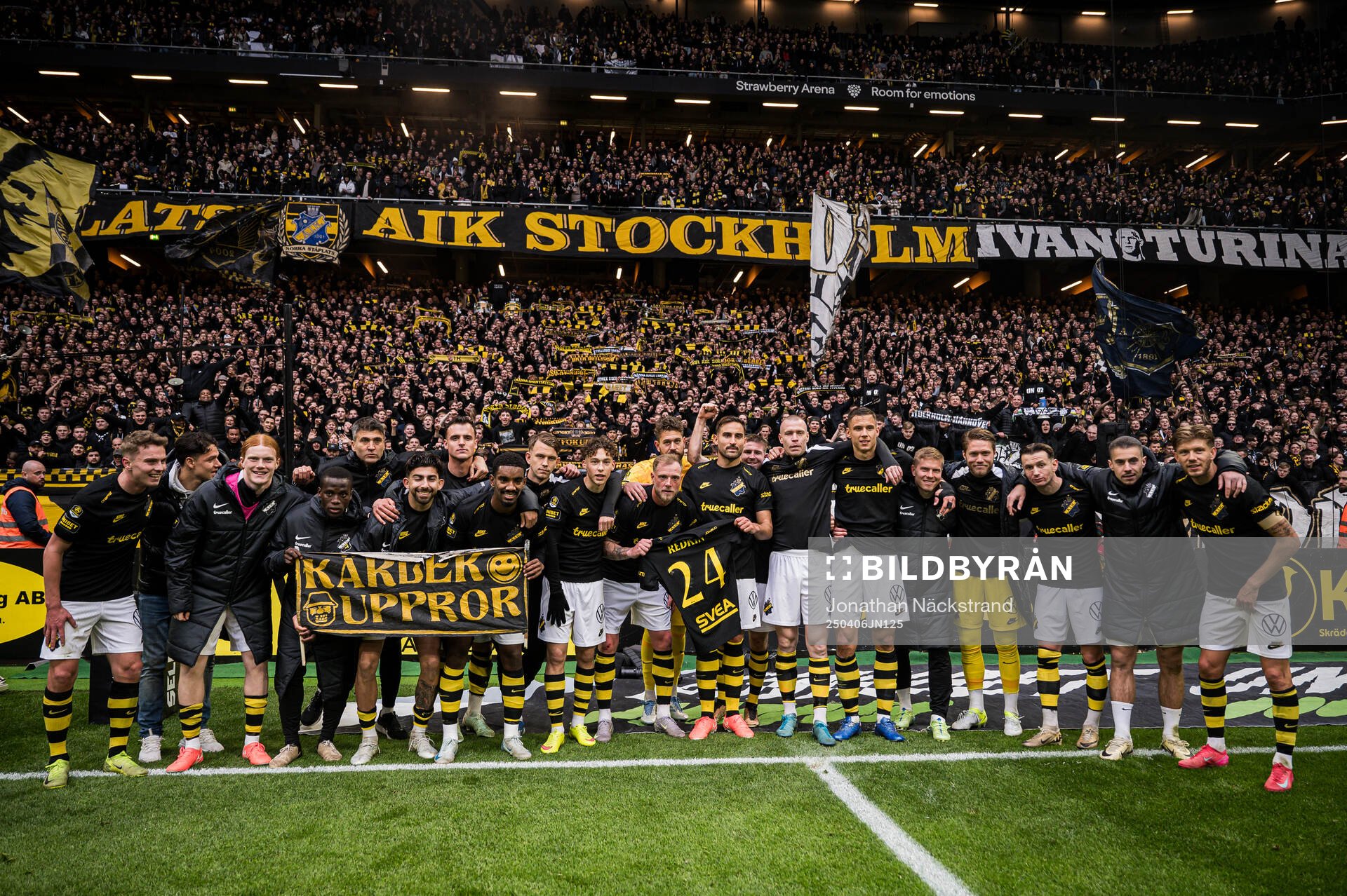 AIKs spelare och supportrar jublar