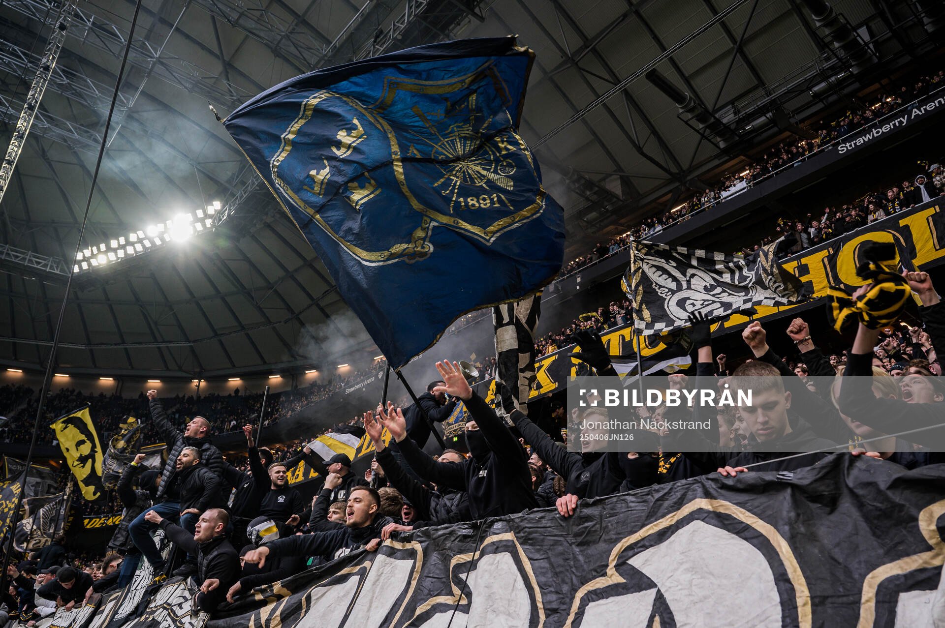 AIKs supportrar jublar