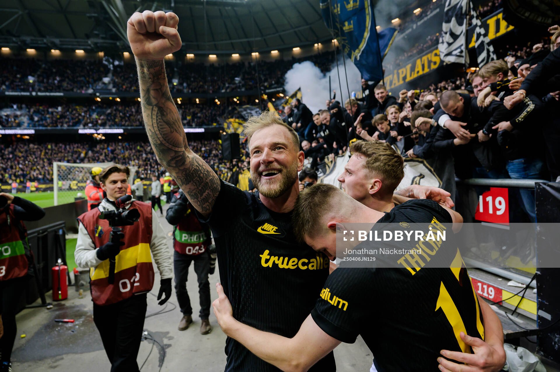 AIKs John Guidetti , Johan Hove och Mads Døhr Thychosen jublar efter 4-3 under fotbollsmatchen i Allsvenskan mellan AIK och IFK Norrköping den 6 april 2025 i Stockholm. 