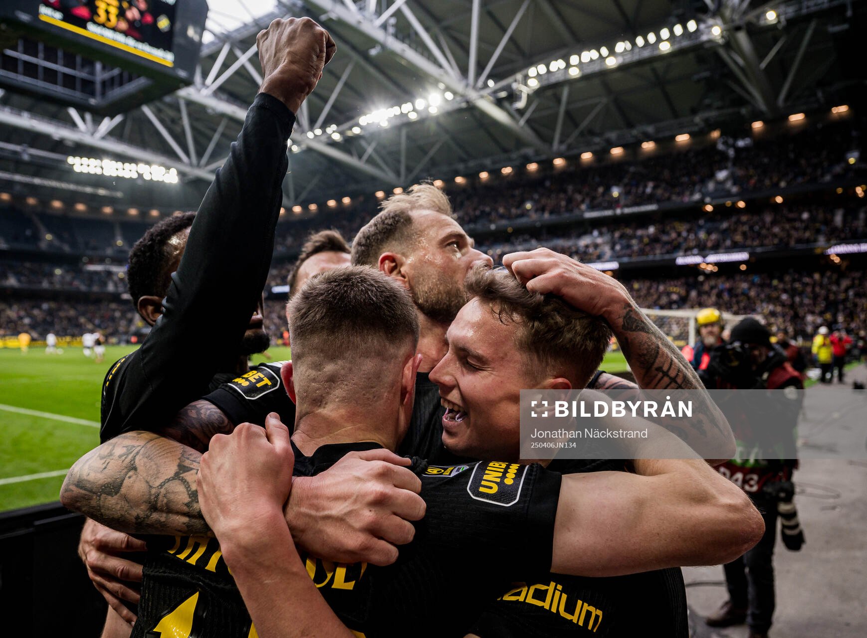 AIKs John Guidetti , Johan Hove och Mads Døhr Thychosen jublar efter 4-3 under fotbollsmatchen i Allsvenskan mellan AIK och IFK Norrköping den 6 april 2025 i Stockholm.