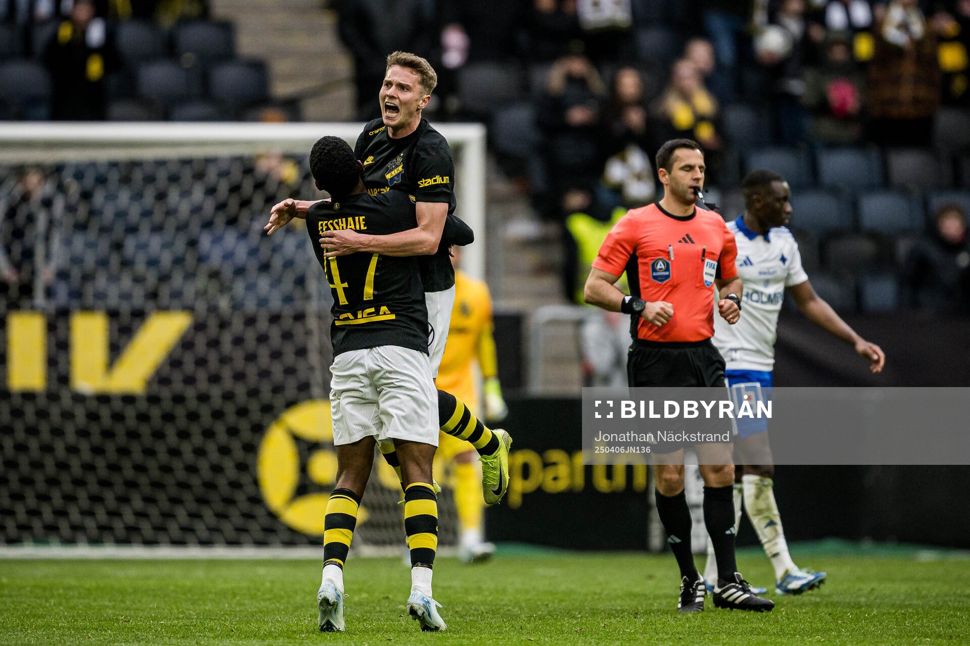 AIKs Alexander Fesshaie Beraki och Johan Hove jublar