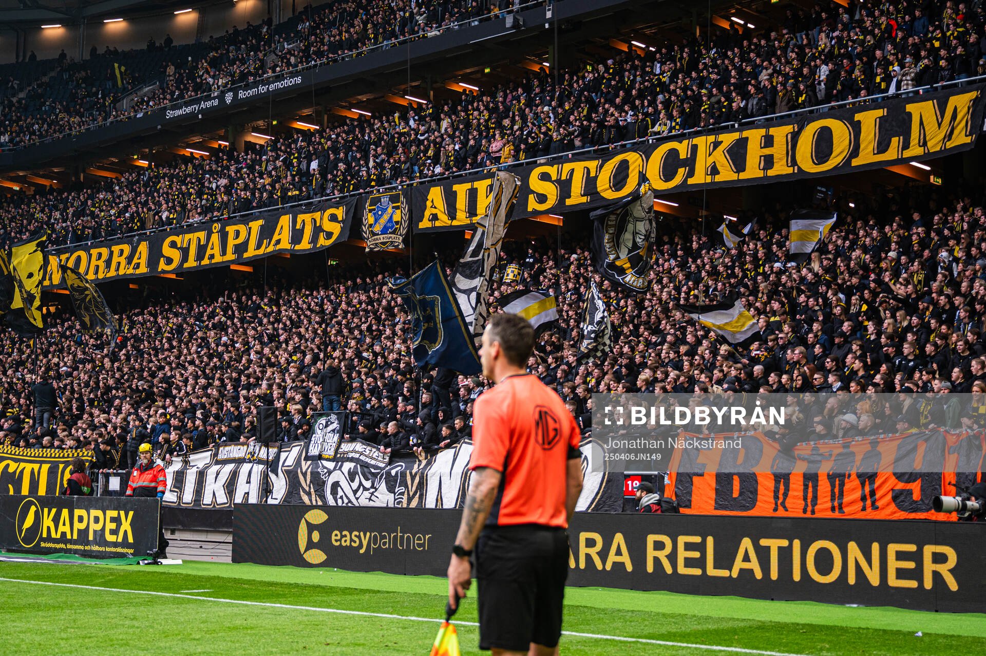 Linjedomare Per Rehnlund och AIKs supportrar