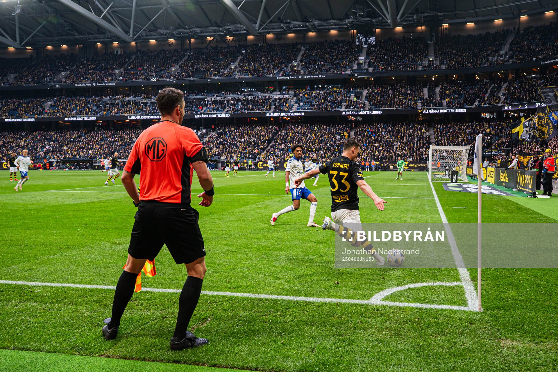 Linjedomare Per Rehnlund under fotbollsmatchen i Allsvenskan mellan AIK och IFK Norrköping den 6 april 2025 i Stockholm. 