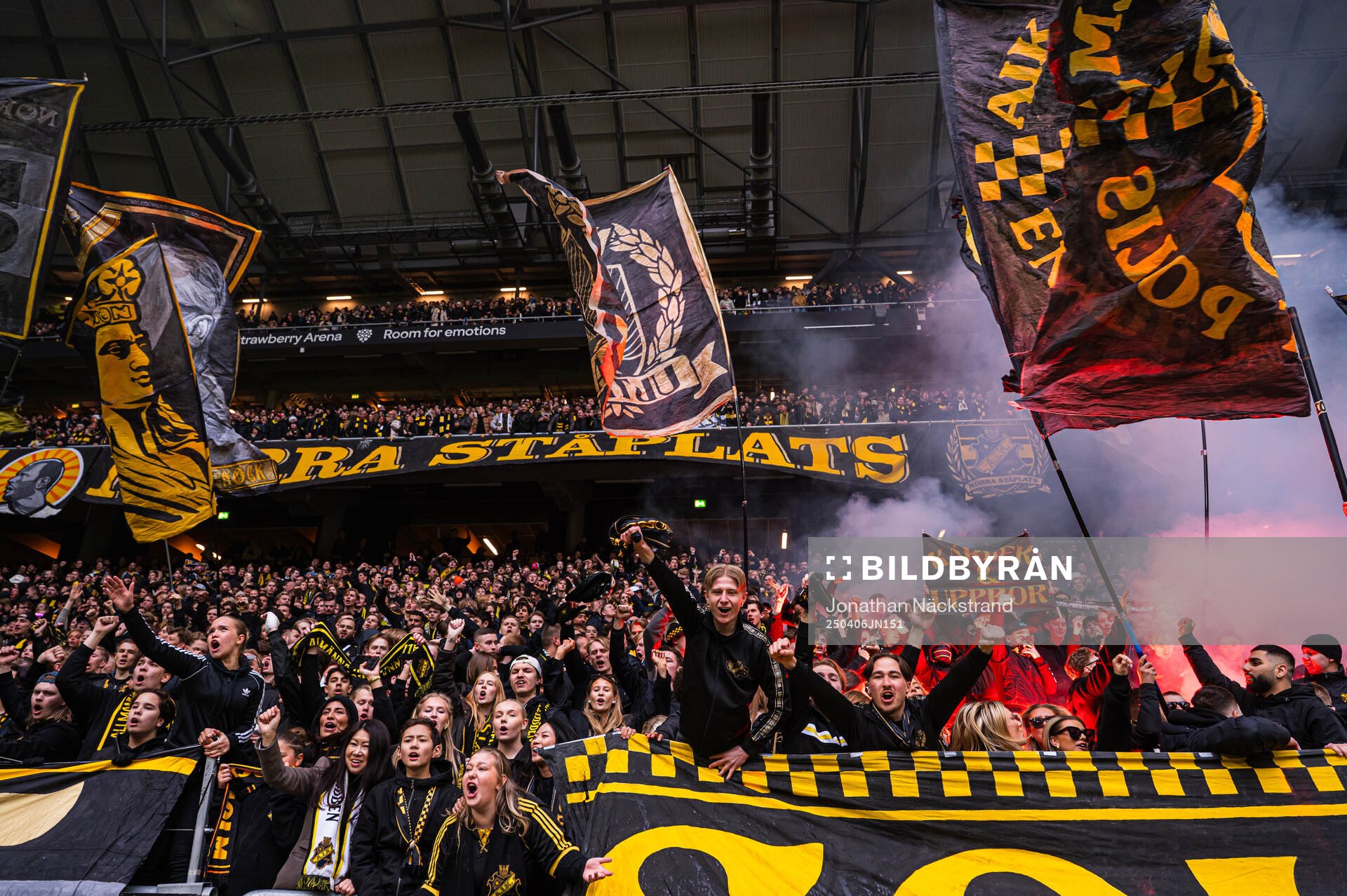 AIKs supportrar jublar