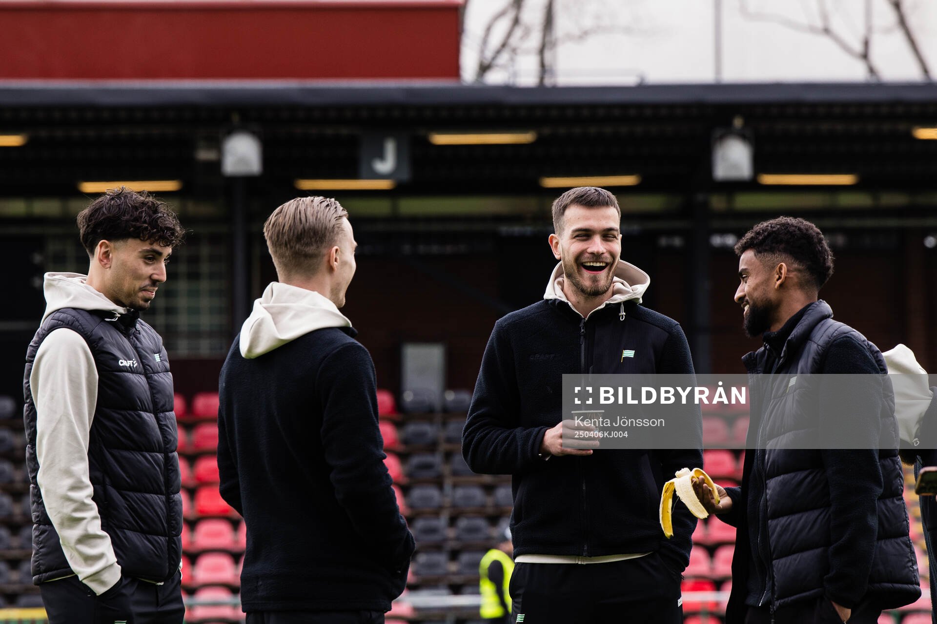 Hammarbys Pavle Vagic med Sebastian Tounekti och Tesfaldet