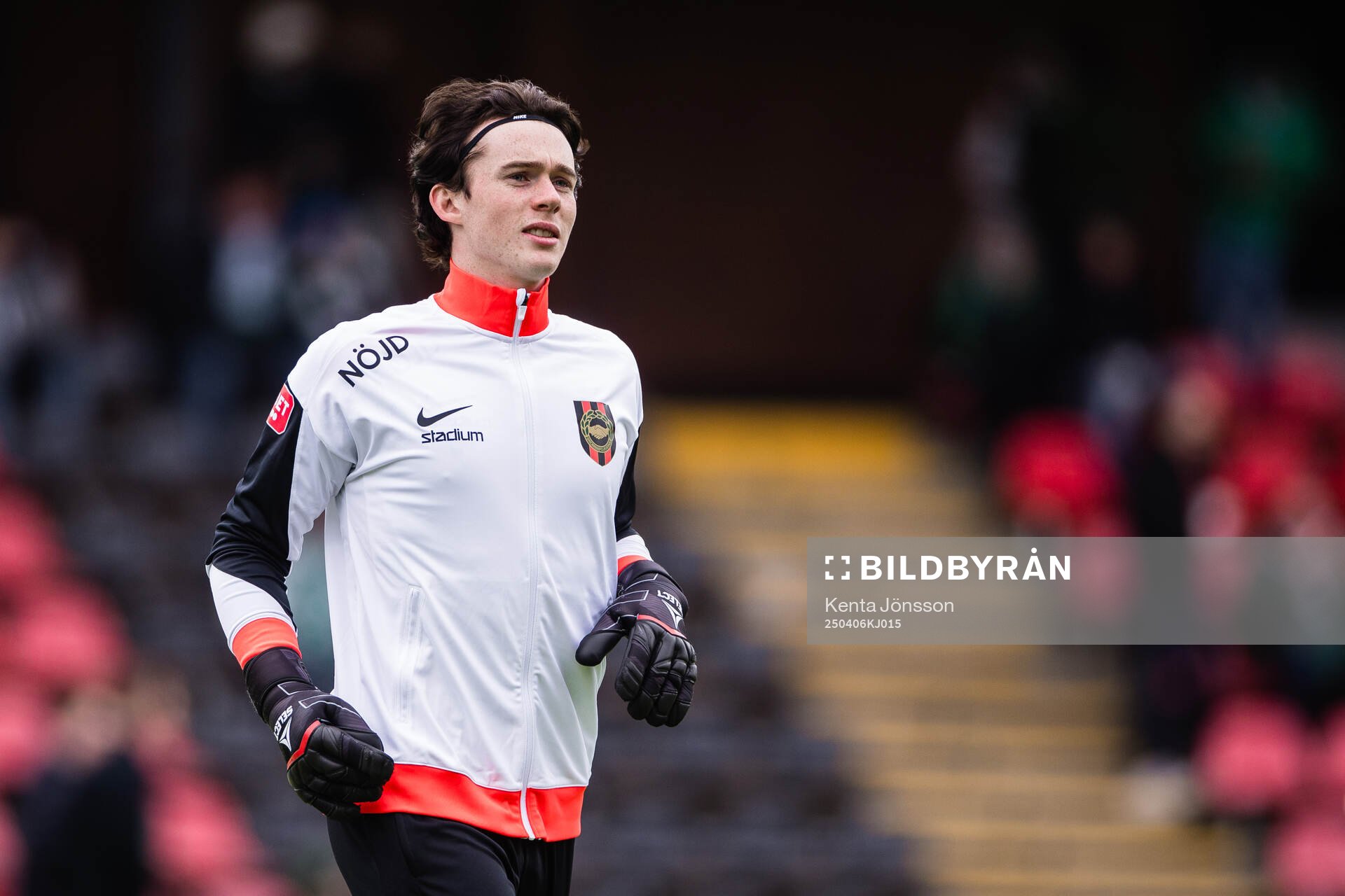 Brommapojkarnas målvakt Leo Cavallius under uppvärmningen inför fotbollsmatchen i Allsvenskan mellan Brommapojkarna och Hammarby den 6 april 2025 i Stockholm.