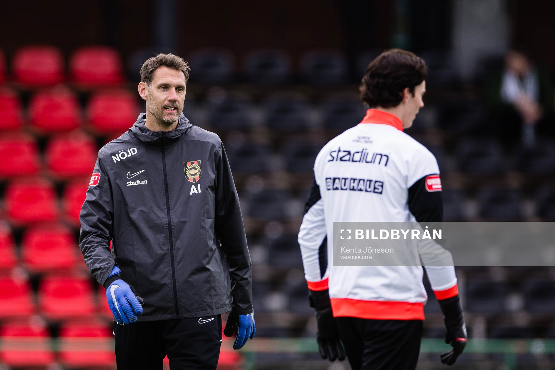 Brommapojkarnas målvaktstränare Andreas Isaksson och målvakt Leo Cavallius under uppvärmningen inför fotbollsmatchen i Allsvenskan mellan Brommapojkarna och Hammarby den 6 april 2025 i Stockholm.