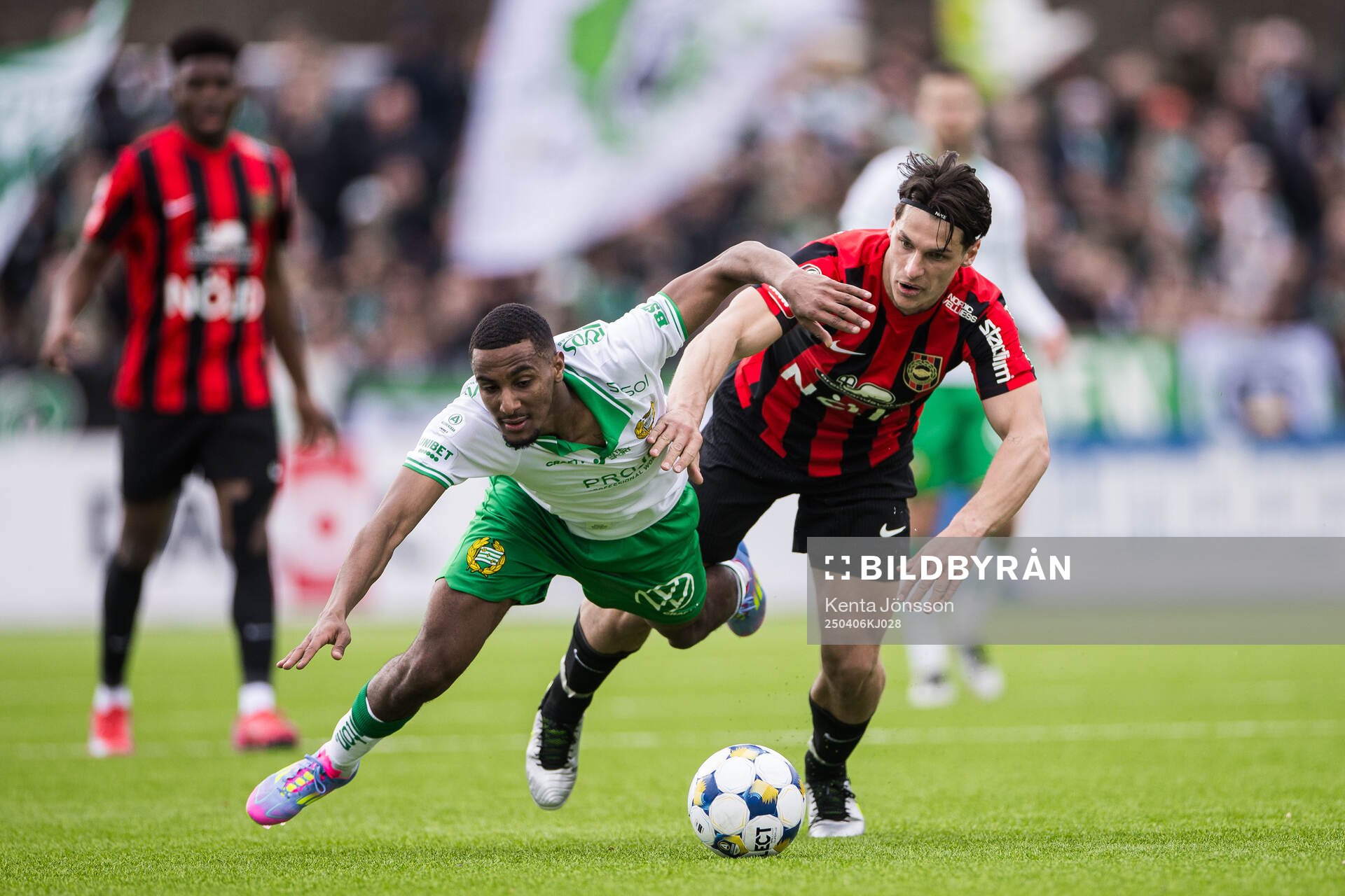 Hammarbys Paulos Abraham och Brommapojkarnas Kevin Ackermann