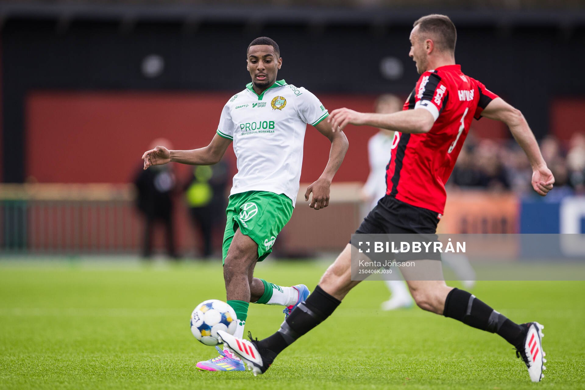 Hammarbys Paulos Abraham och Brommapojkarnas Even Hovland under fotbollsmatchen i Allsvenskan mellan Brommapojkarna och Hammarby den 6 april 2025 i Stockholm.
