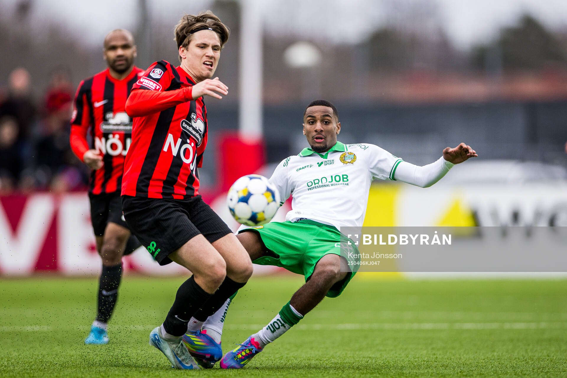 Brommapojkarnas Oliver Zandén och Hammarbys Paulos Abraham under fotbollsmatchen i Allsvenskan mellan Brommapojkarna och Hammarby den 6 april 2025 i Stockholm.