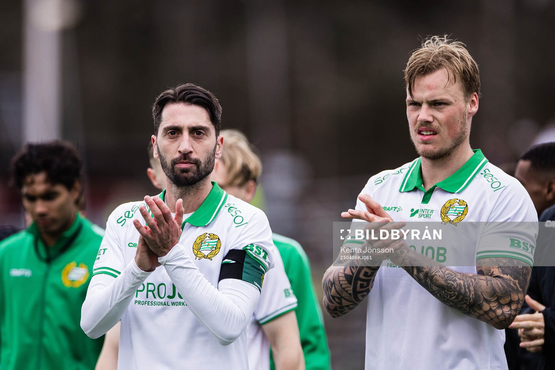 Hammarbys Nahir Besara och Victor Eriksson applåderar