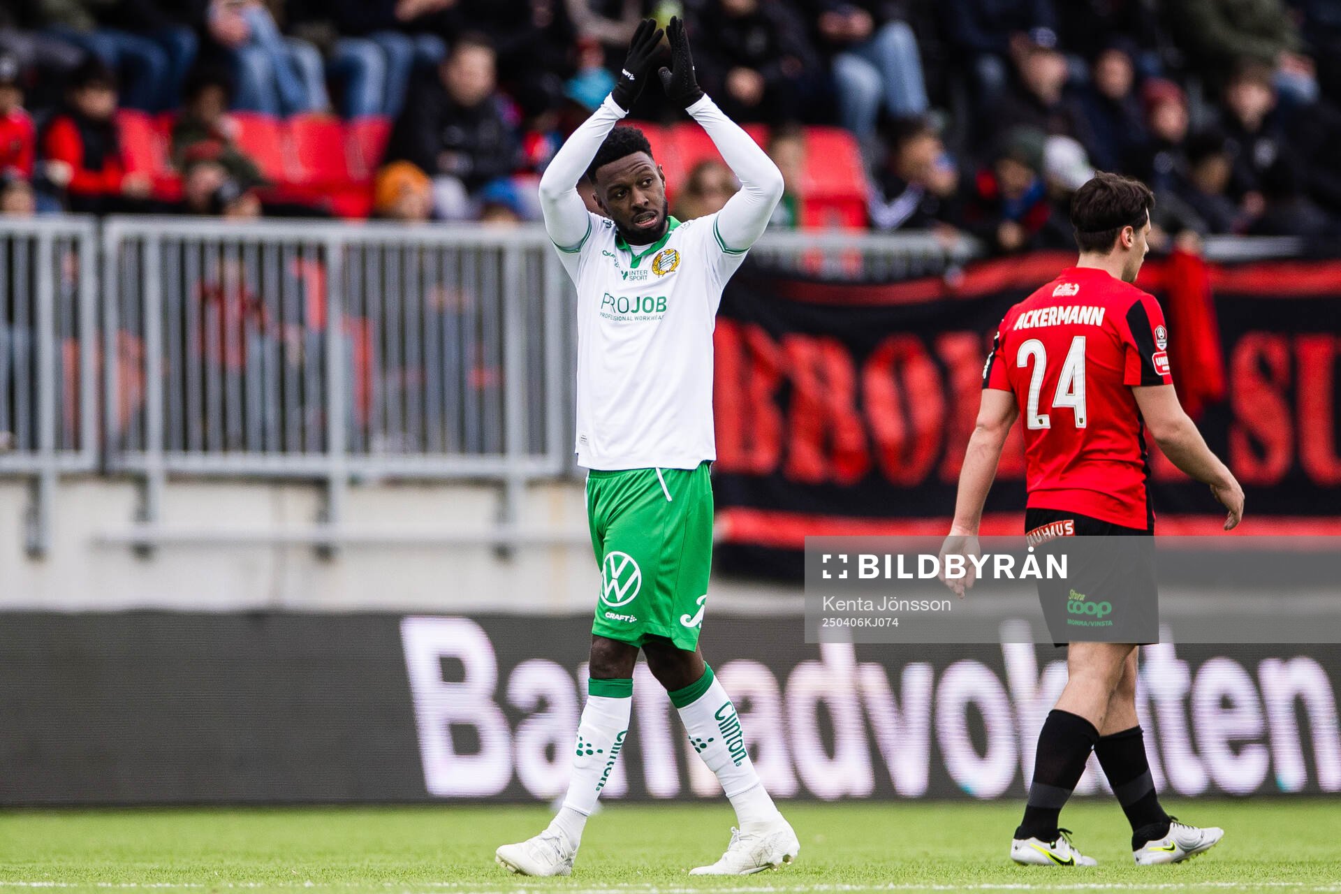 Hammarbys Shaquille Pinas applåderar publiken i samband