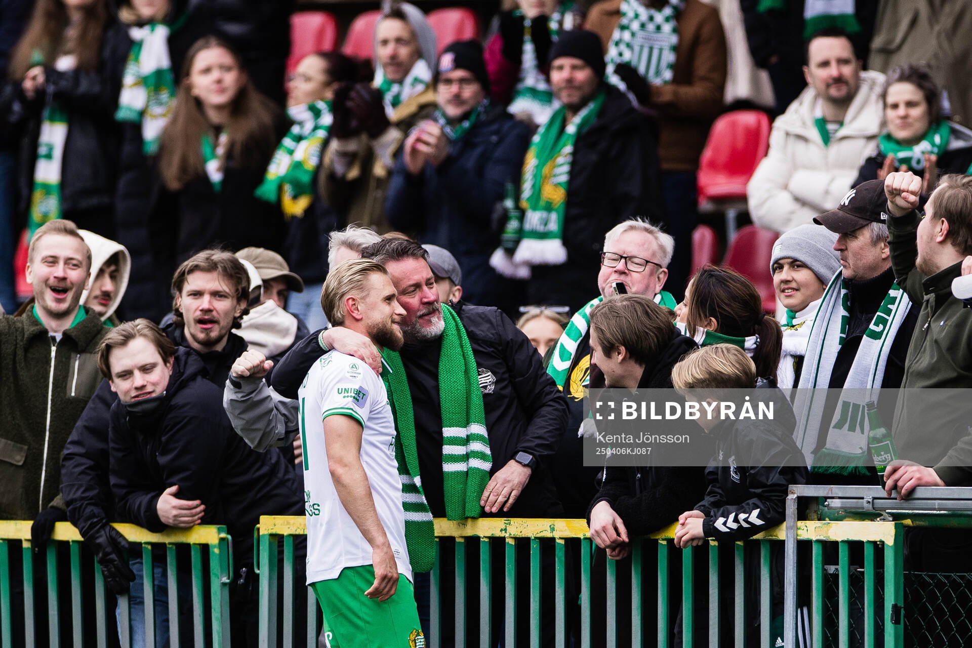 Hammarbys Simon Strand med supportrar