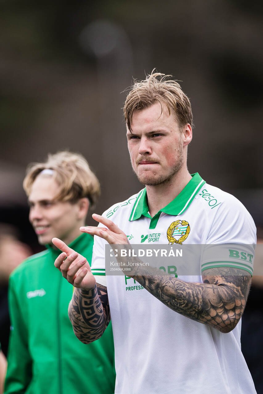 Hammarbys Victor Eriksson applåderar publiken under fotbollsmatchen i Allsvenskan mellan Brommapojkarna och Hammarby den 6 april 2025 i Stockholm.