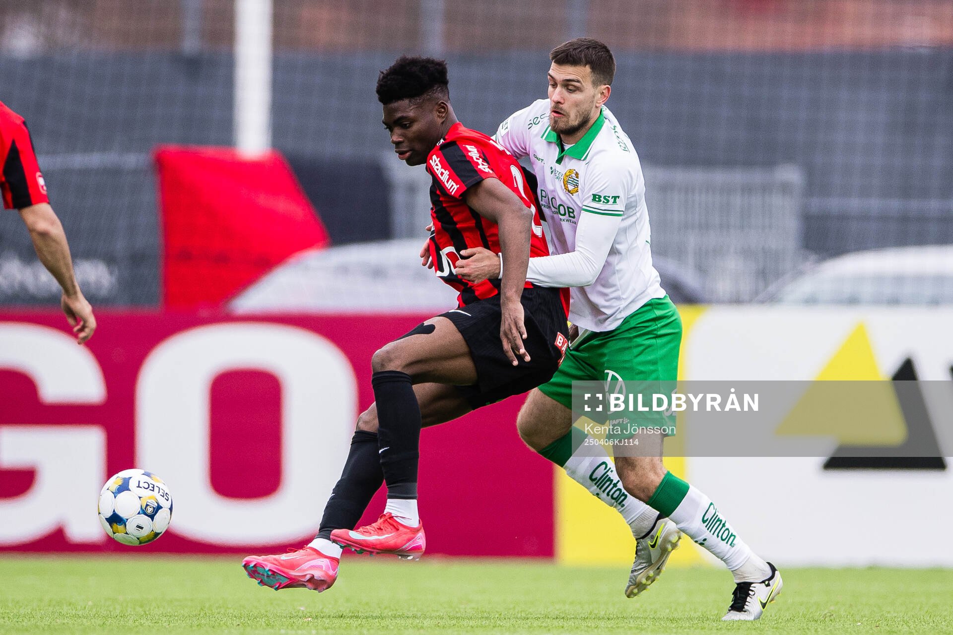 Brommapojkarnas Ezekiel Alladoh och Hammarbys Pavle Vagic