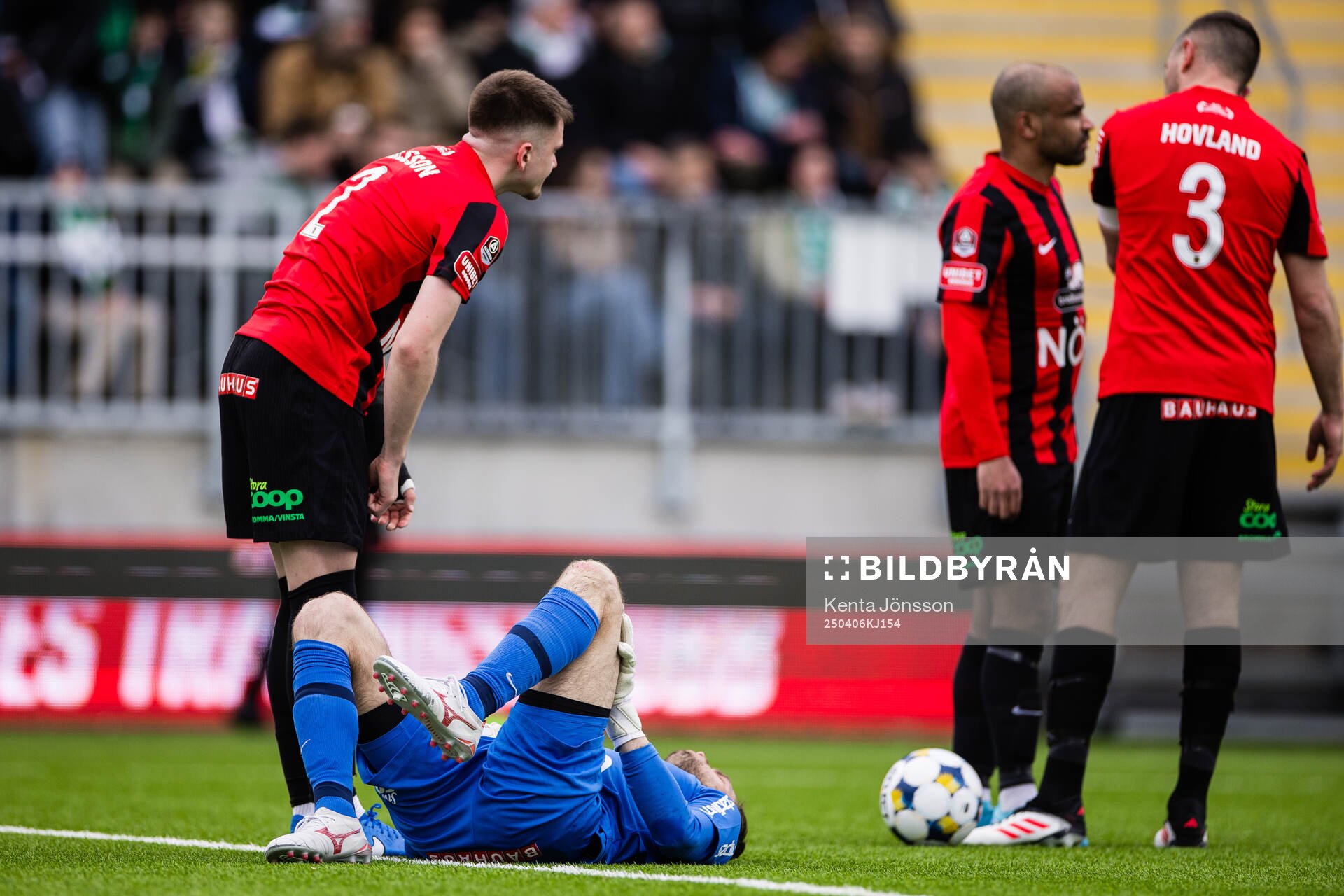 Brommapojkarnas målvakt Davor Blazevic har ont
