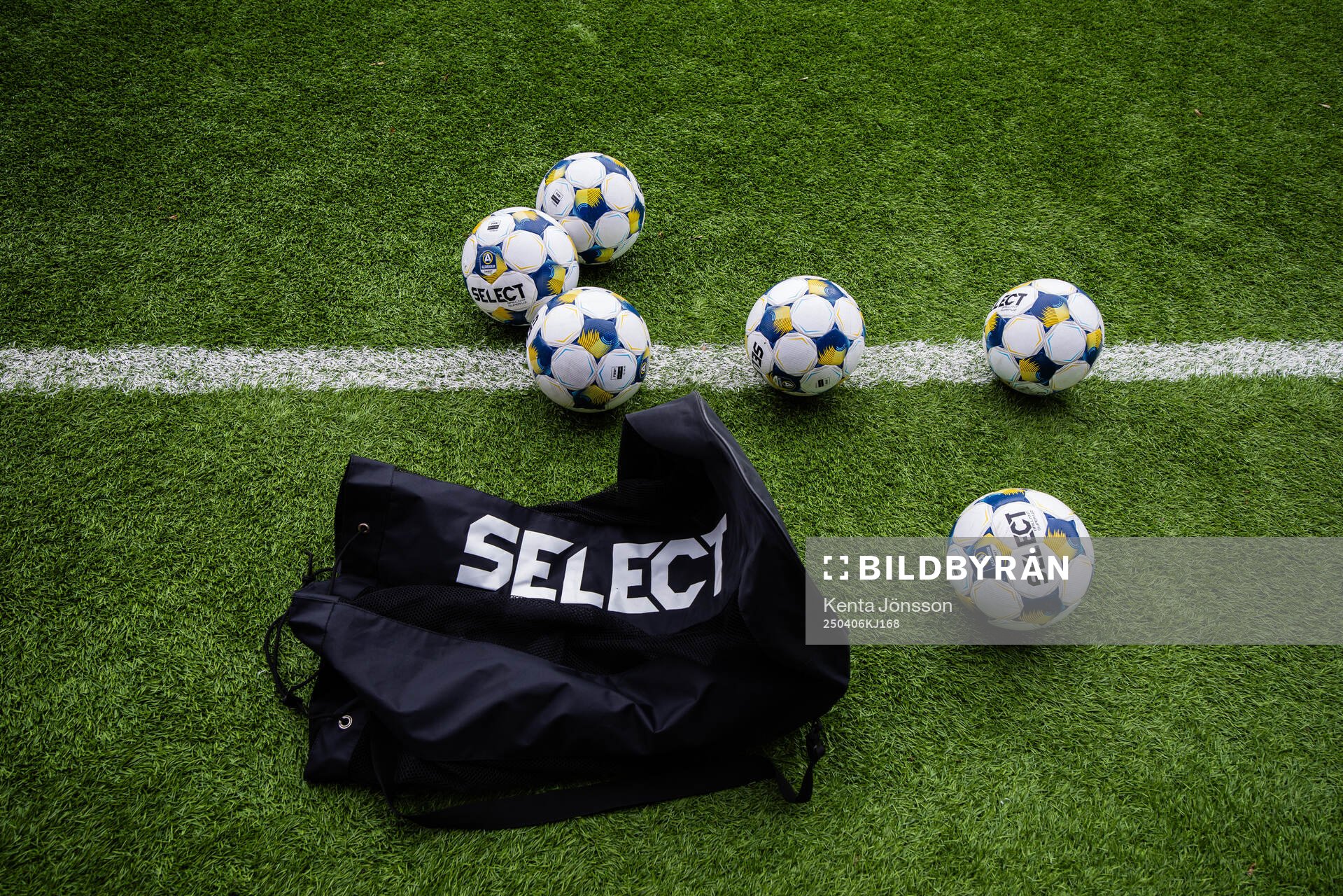 Fotbollar på konstgräs